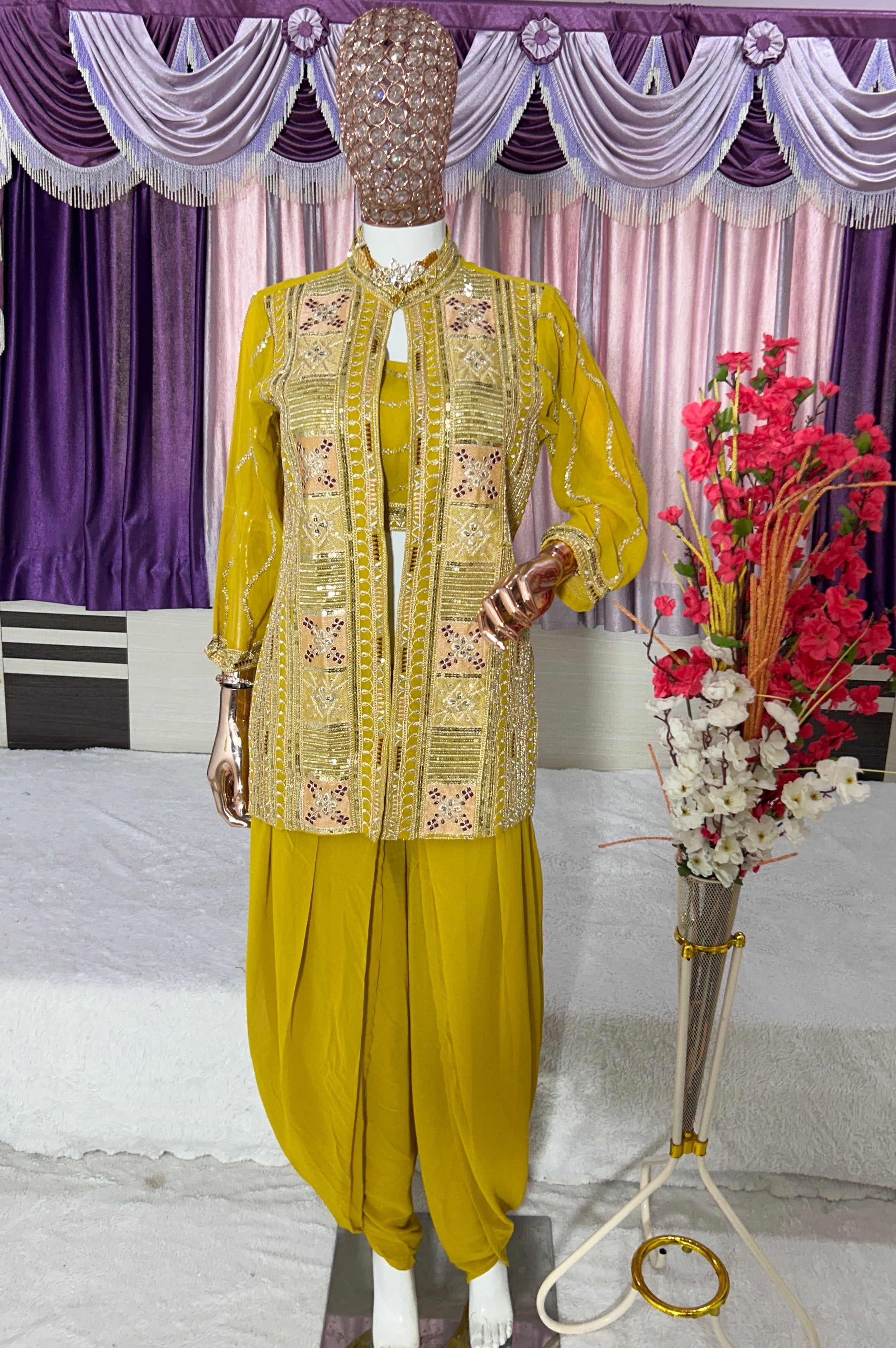 पार्टी वियर डिज़ाइनर टॉप-बॉटम और खूबसूरत कोटी