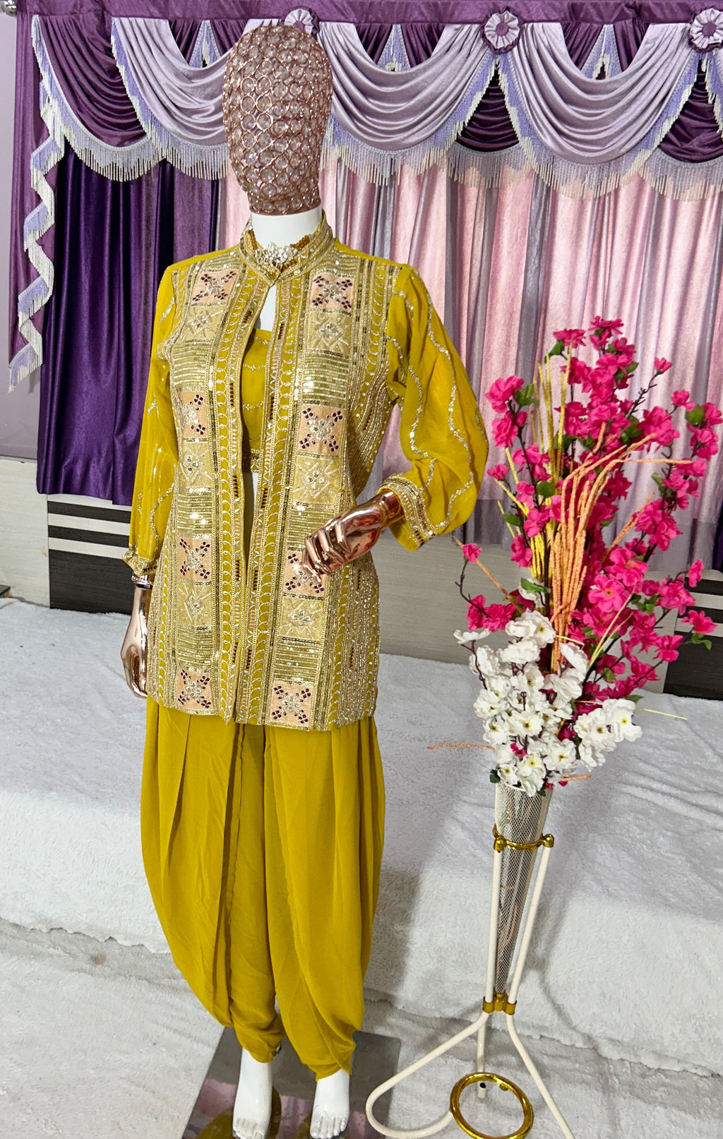 पार्टी वियर डिज़ाइनर टॉप-बॉटम और खूबसूरत कोटी