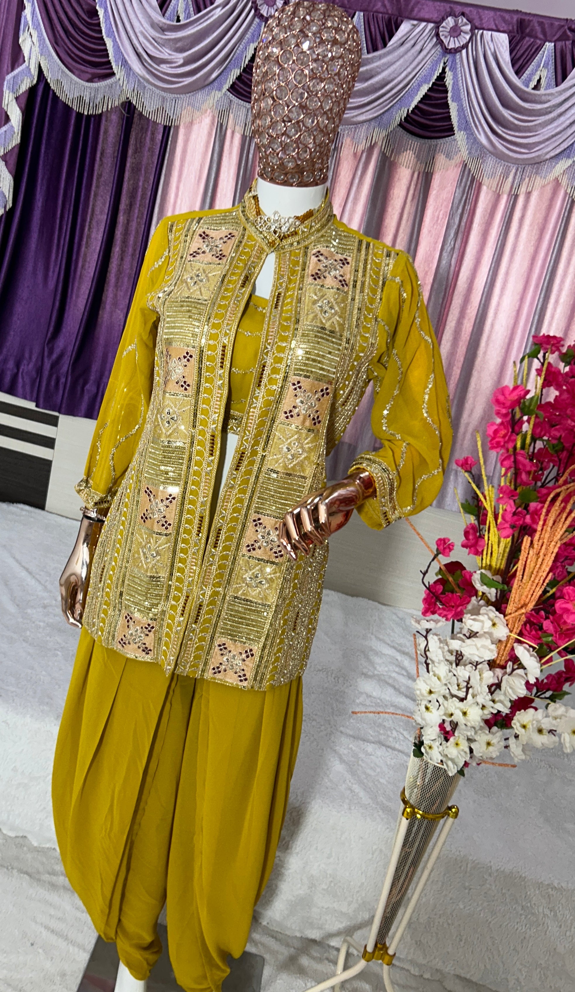 पार्टी वियर डिज़ाइनर टॉप-बॉटम और खूबसूरत कोटी