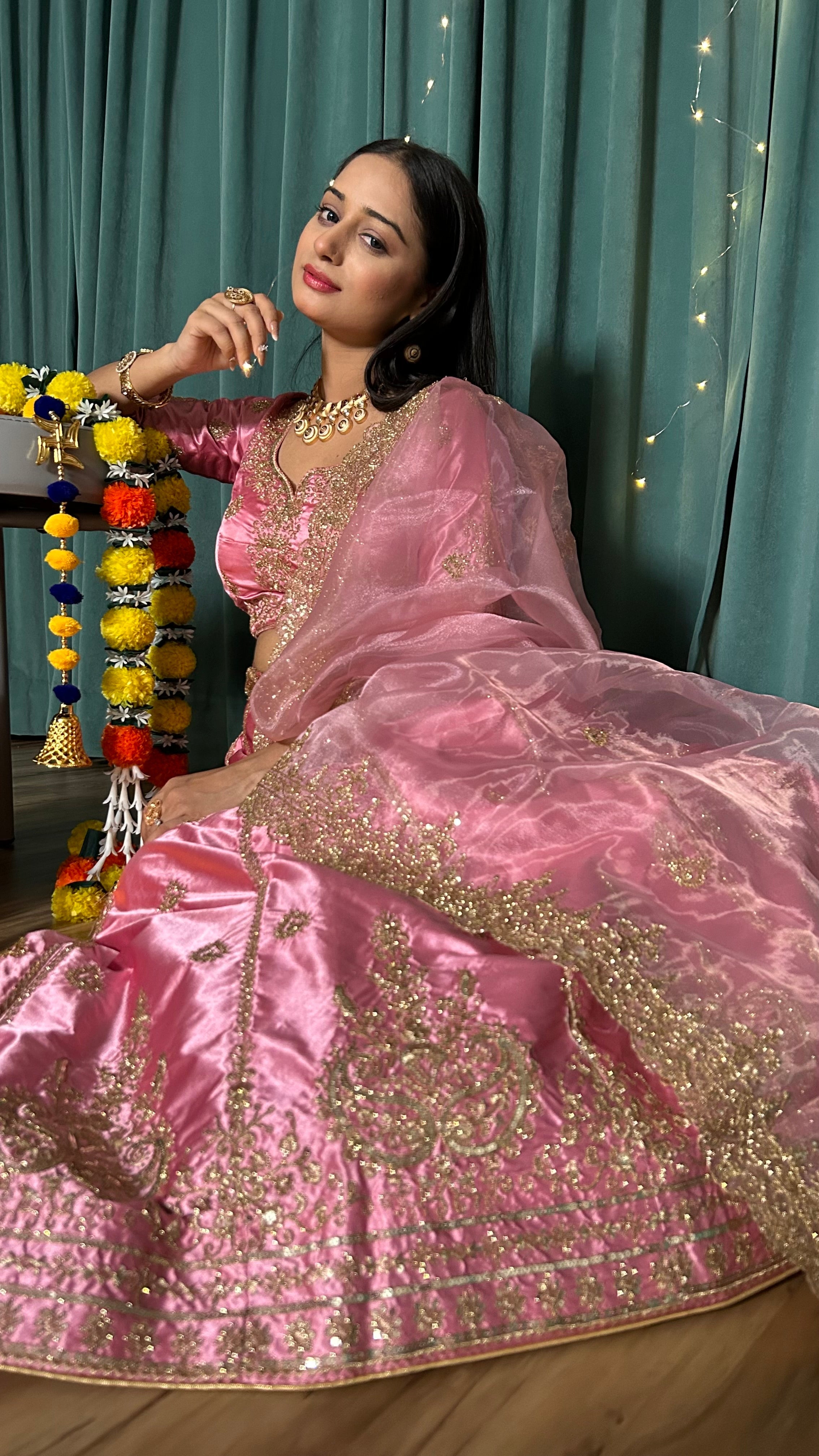 डोरी, सीक्वेंस और ज़री वर्क के साथ पार्टी वियर खूबसूरत लहंगा चोली