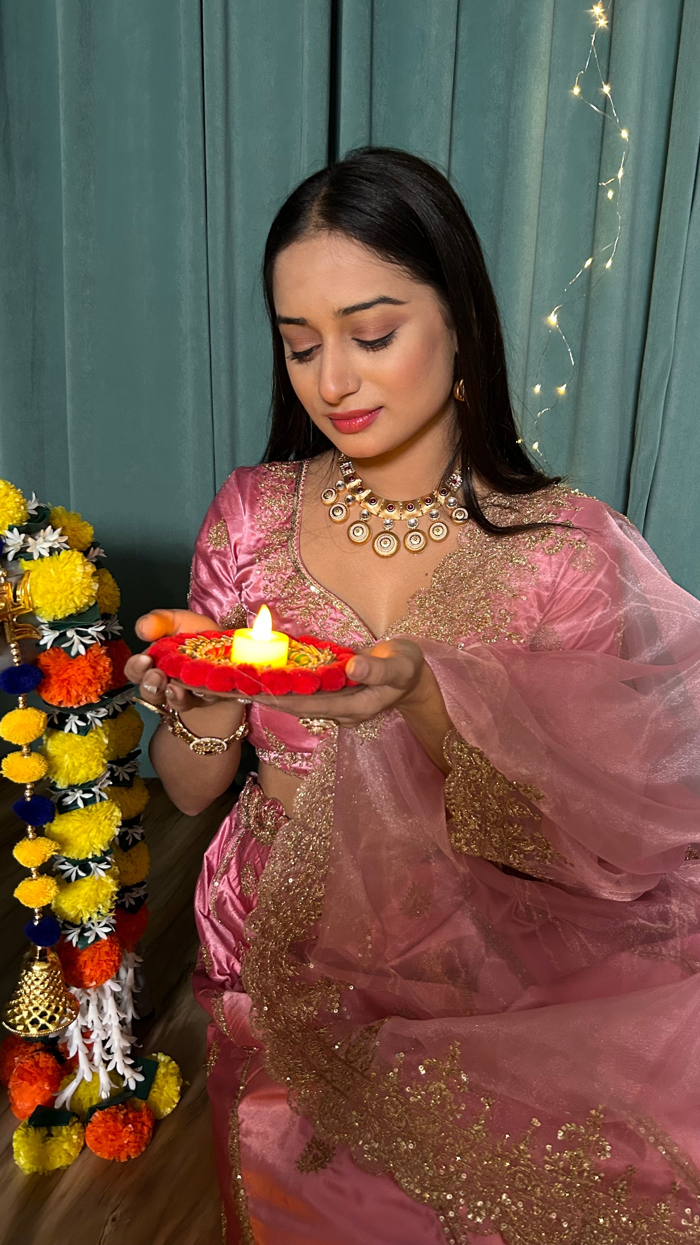 डोरी, सीक्वेंस और ज़री वर्क के साथ पार्टी वियर खूबसूरत लहंगा चोली