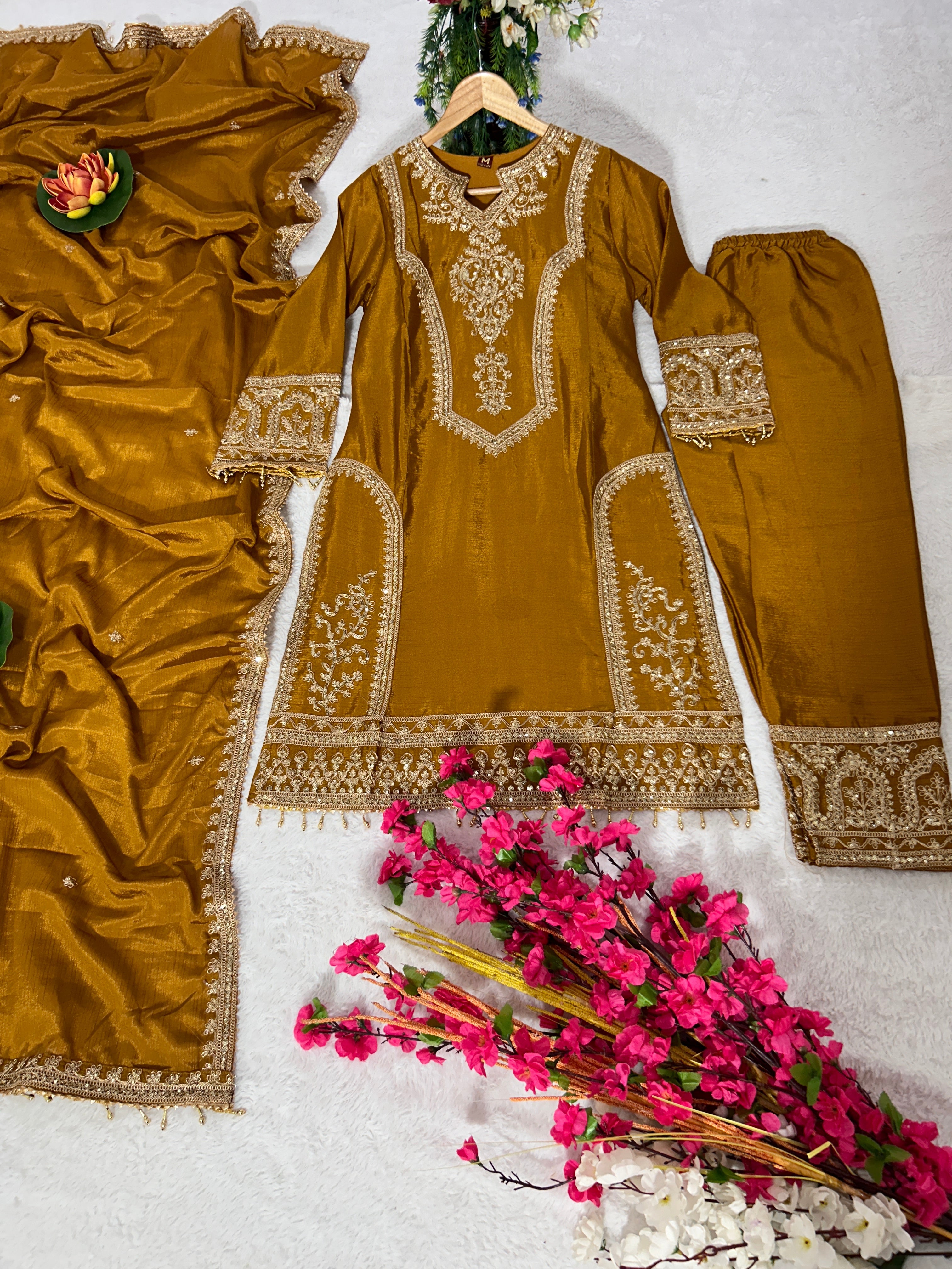 पार्टी वियर खूबसूरत टॉप-बॉटम और फैंसी दुपट्टा