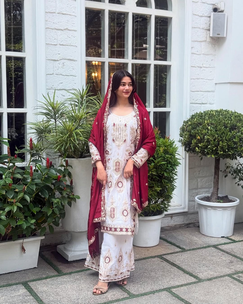 भारी कढ़ाई के काम के साथ पार्टी वियर टॉप बॉटम और दुपट्टा