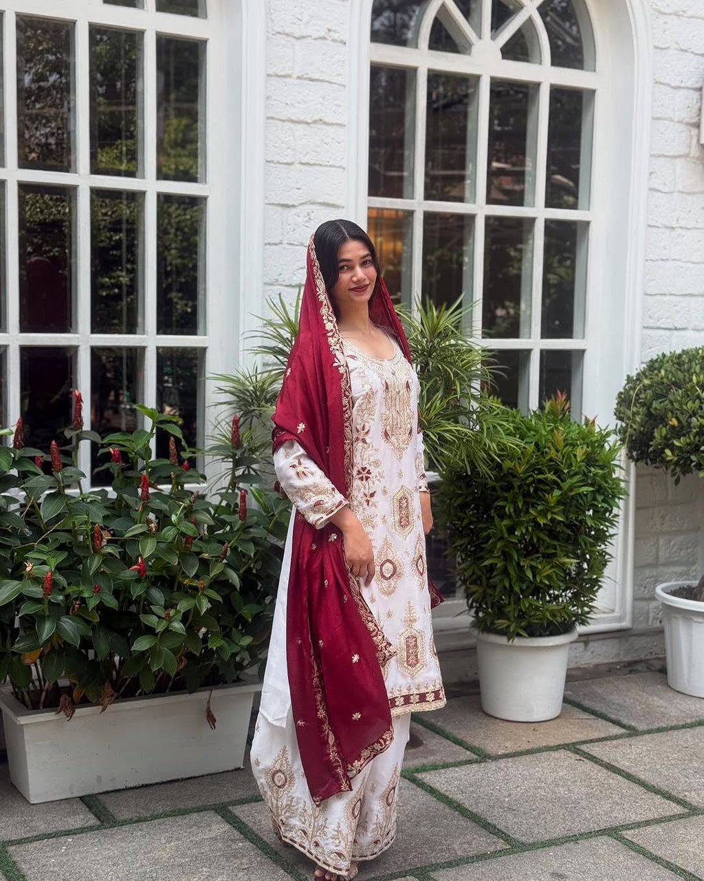 भारी कढ़ाई के काम के साथ पार्टी वियर टॉप बॉटम और दुपट्टा