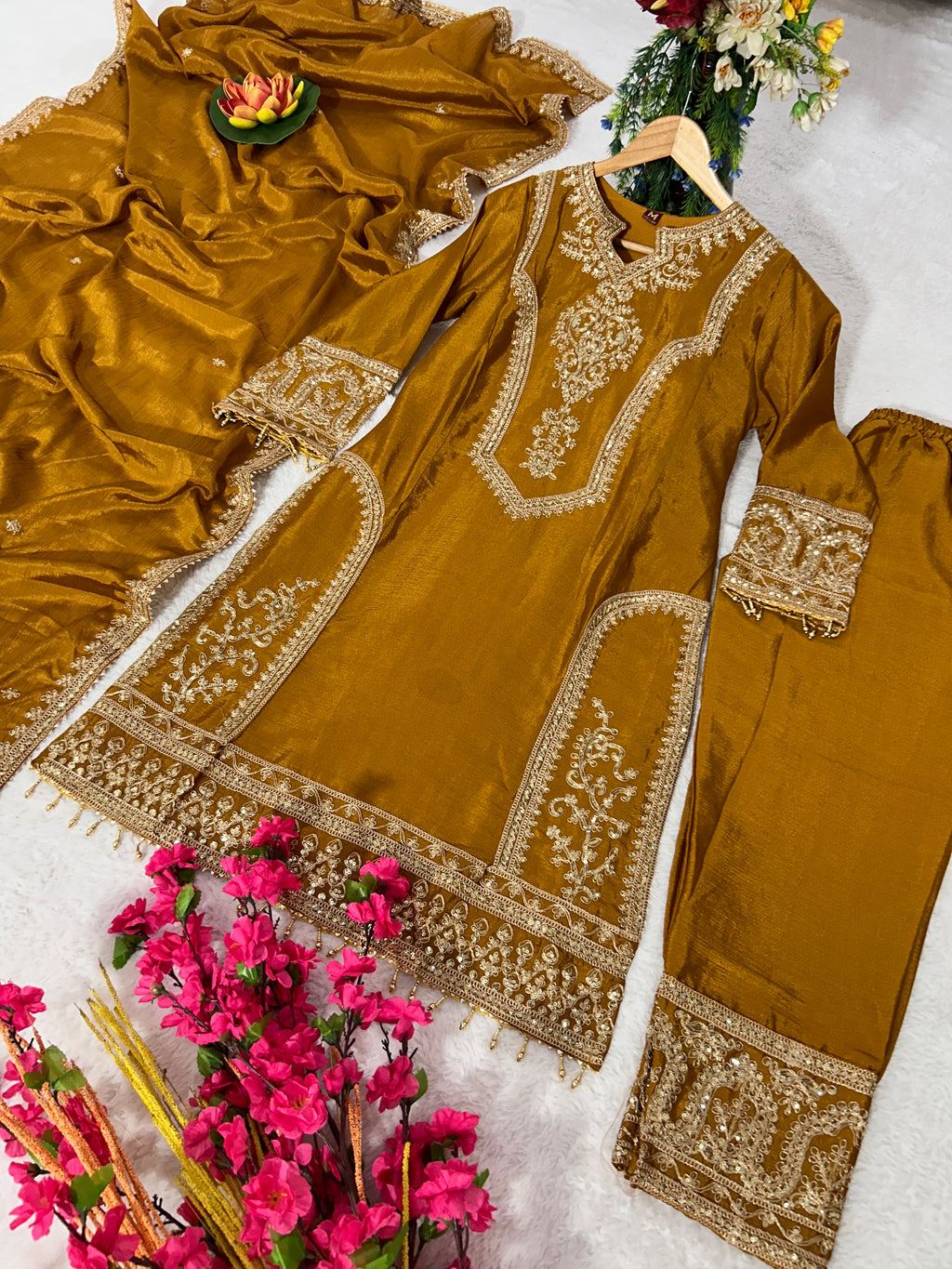 पार्टी वियर खूबसूरत टॉप-बॉटम और फैंसी दुपट्टा