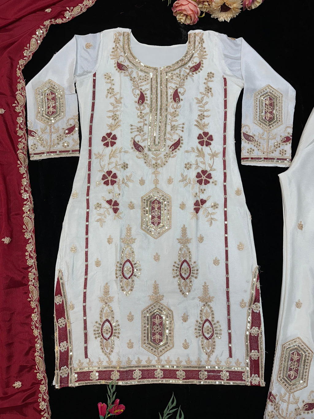 भारी कढ़ाई के काम के साथ पार्टी वियर टॉप बॉटम और दुपट्टा