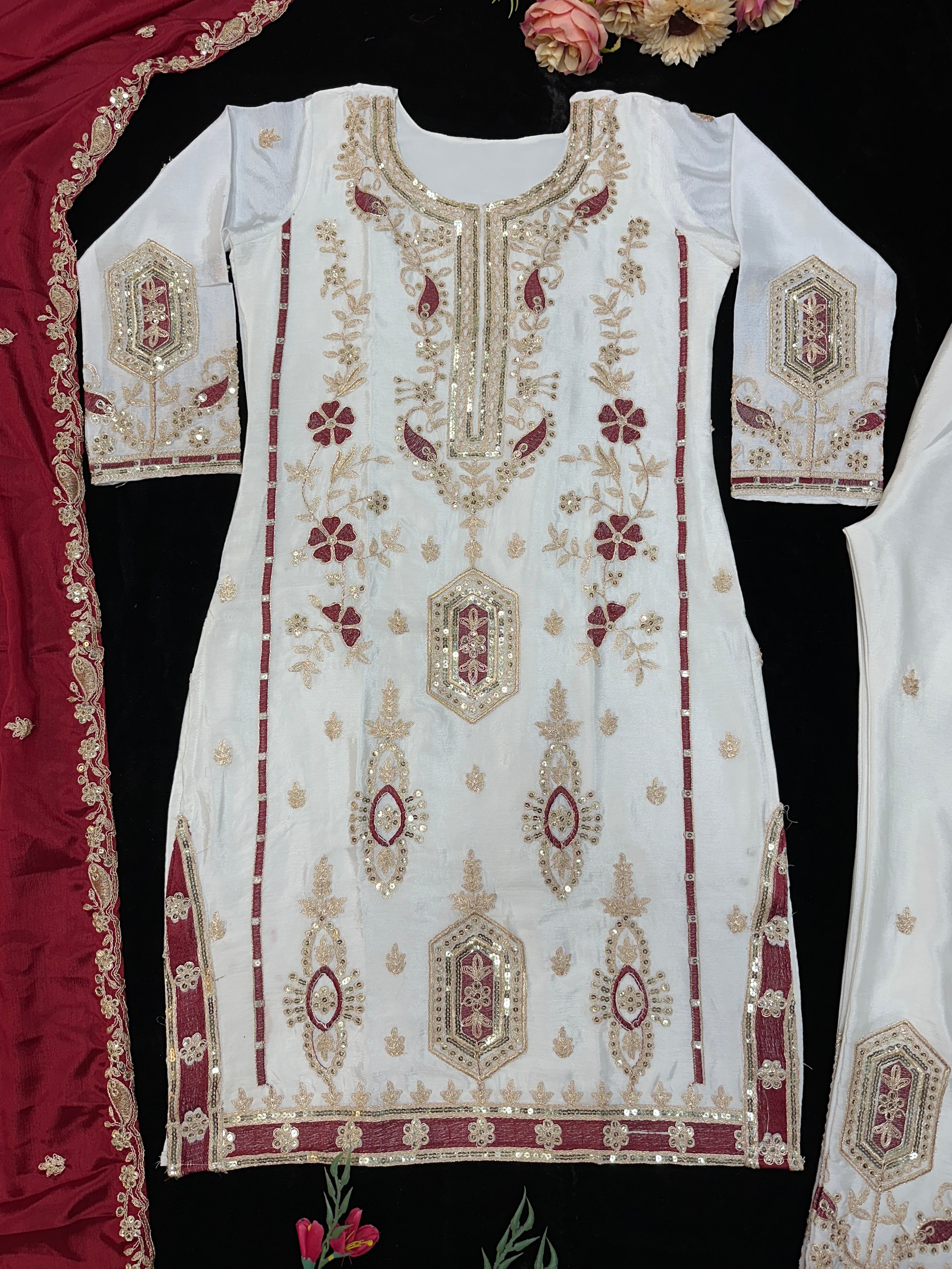 भारी कढ़ाई के काम के साथ पार्टी वियर टॉप बॉटम और दुपट्टा