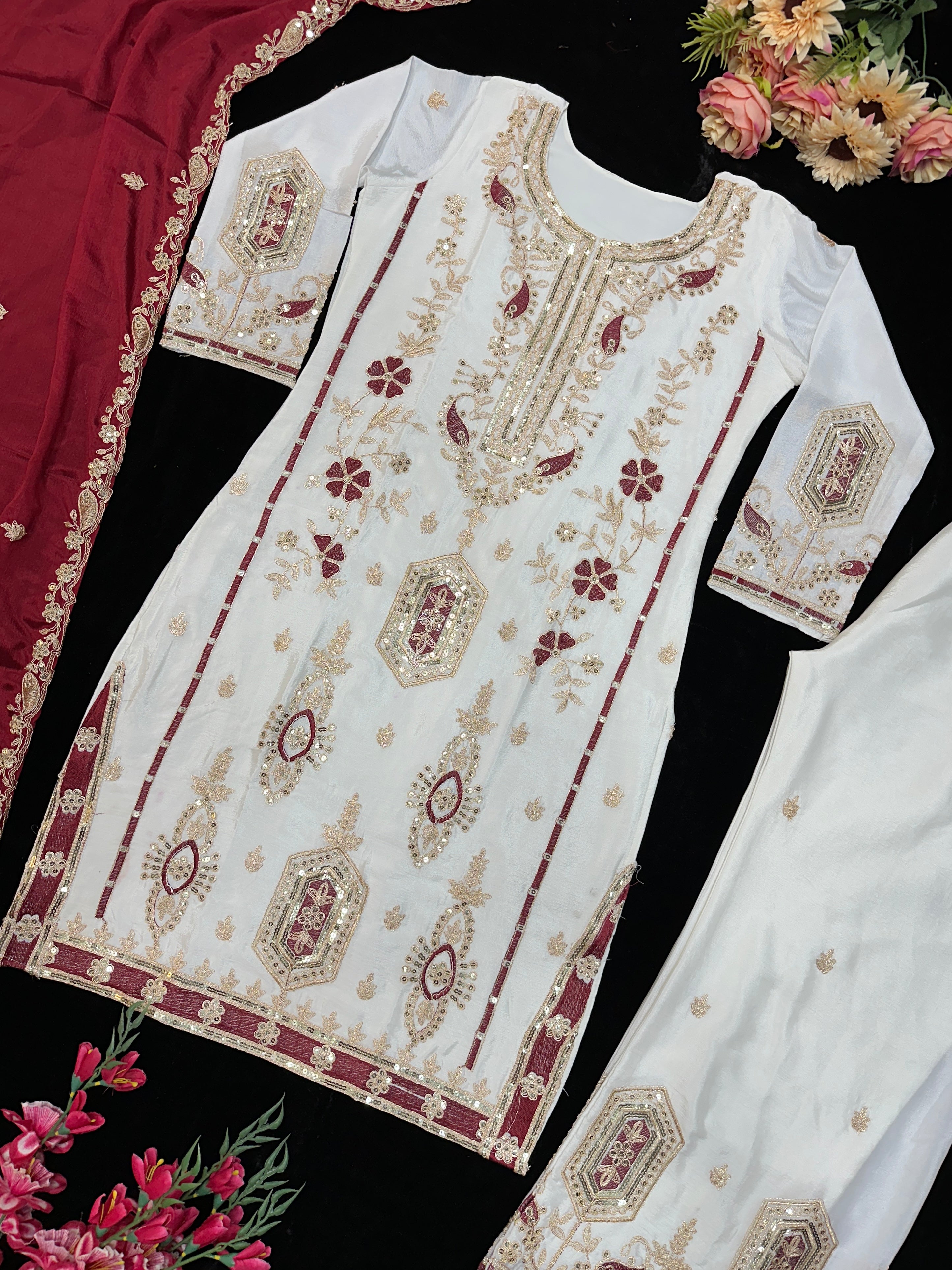 भारी कढ़ाई के काम के साथ पार्टी वियर टॉप बॉटम और दुपट्टा