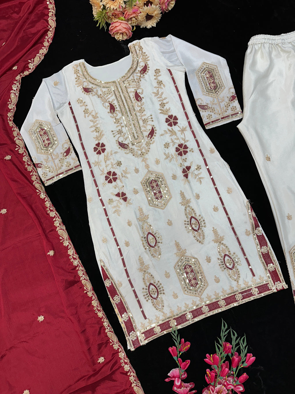 भारी कढ़ाई के काम के साथ पार्टी वियर टॉप बॉटम और दुपट्टा