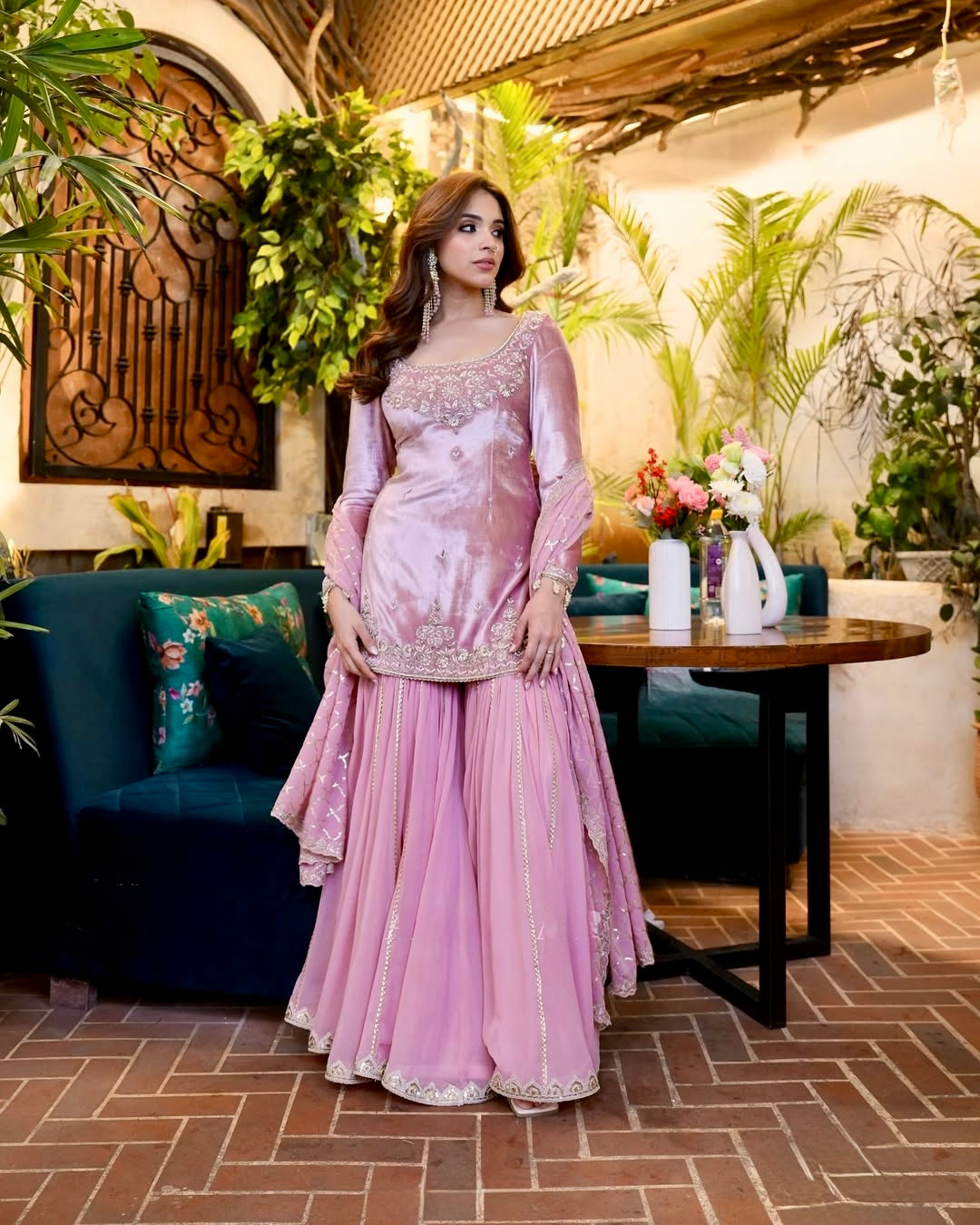 पार्टी वियर लुक डिज़ाइनर टॉप और बॉटम दुपट्टे के साथ