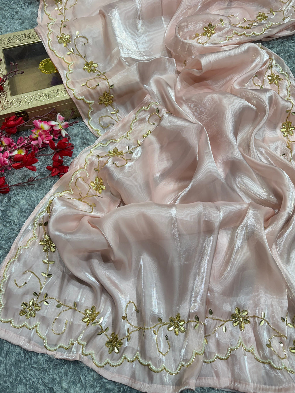 मोती और कटदाना के हाथ के काम वाली पार्टी वियर साड़ी