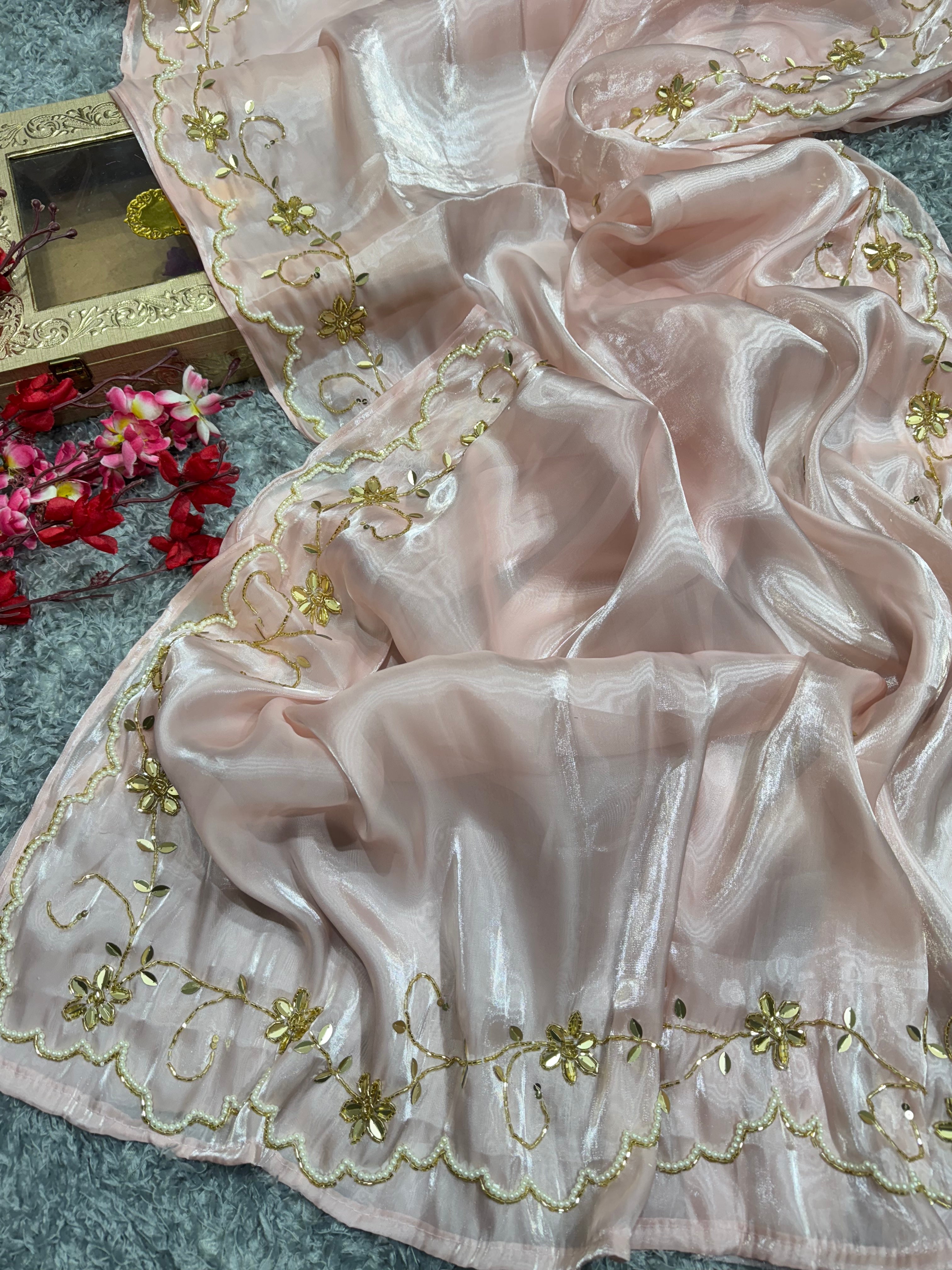 मोती और कटदाना के हाथ के काम वाली पार्टी वियर साड़ी