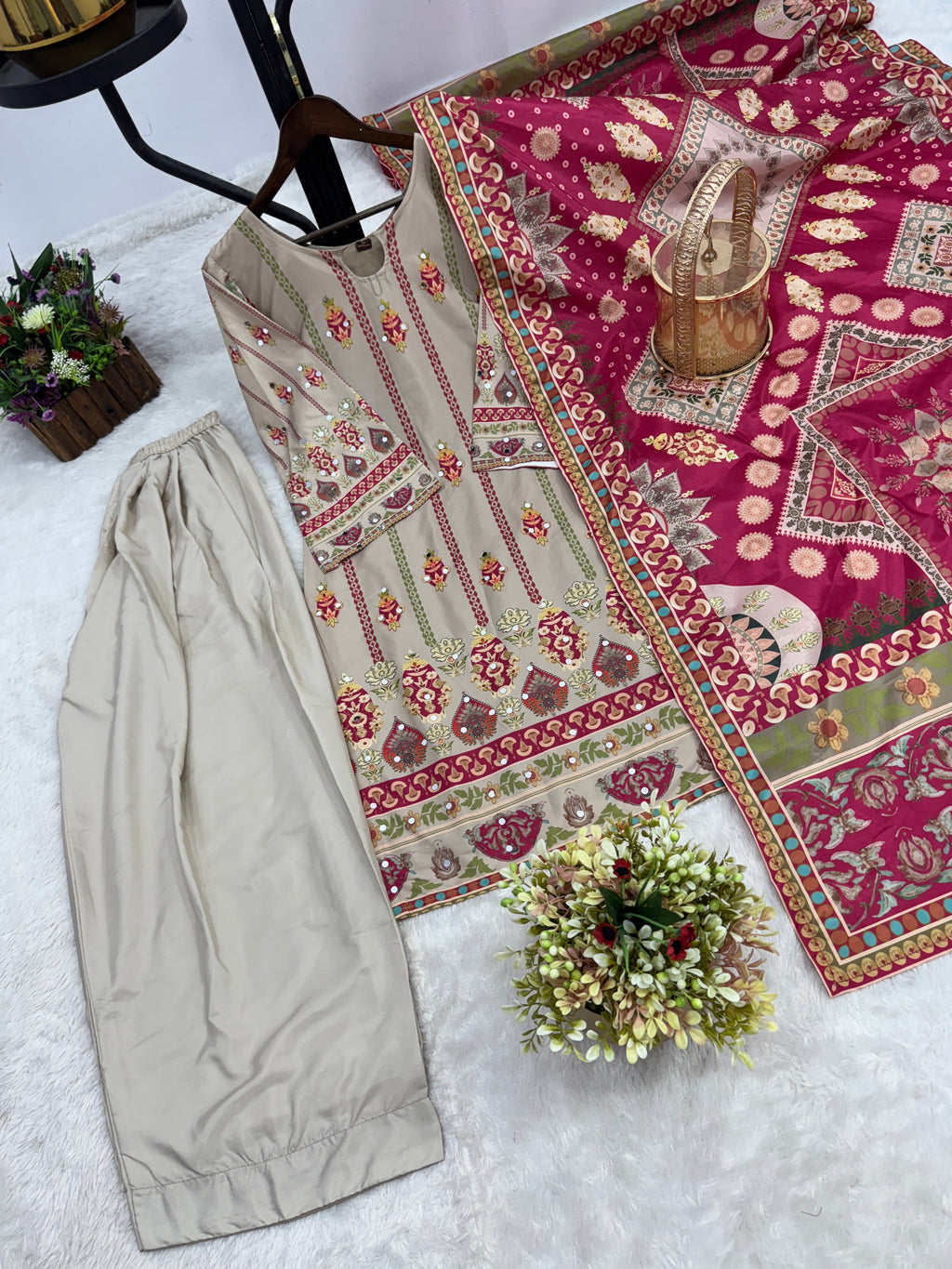 पार्टी वियर खूबसूरत टॉप-पेंट और फैंसी दुपट्टा