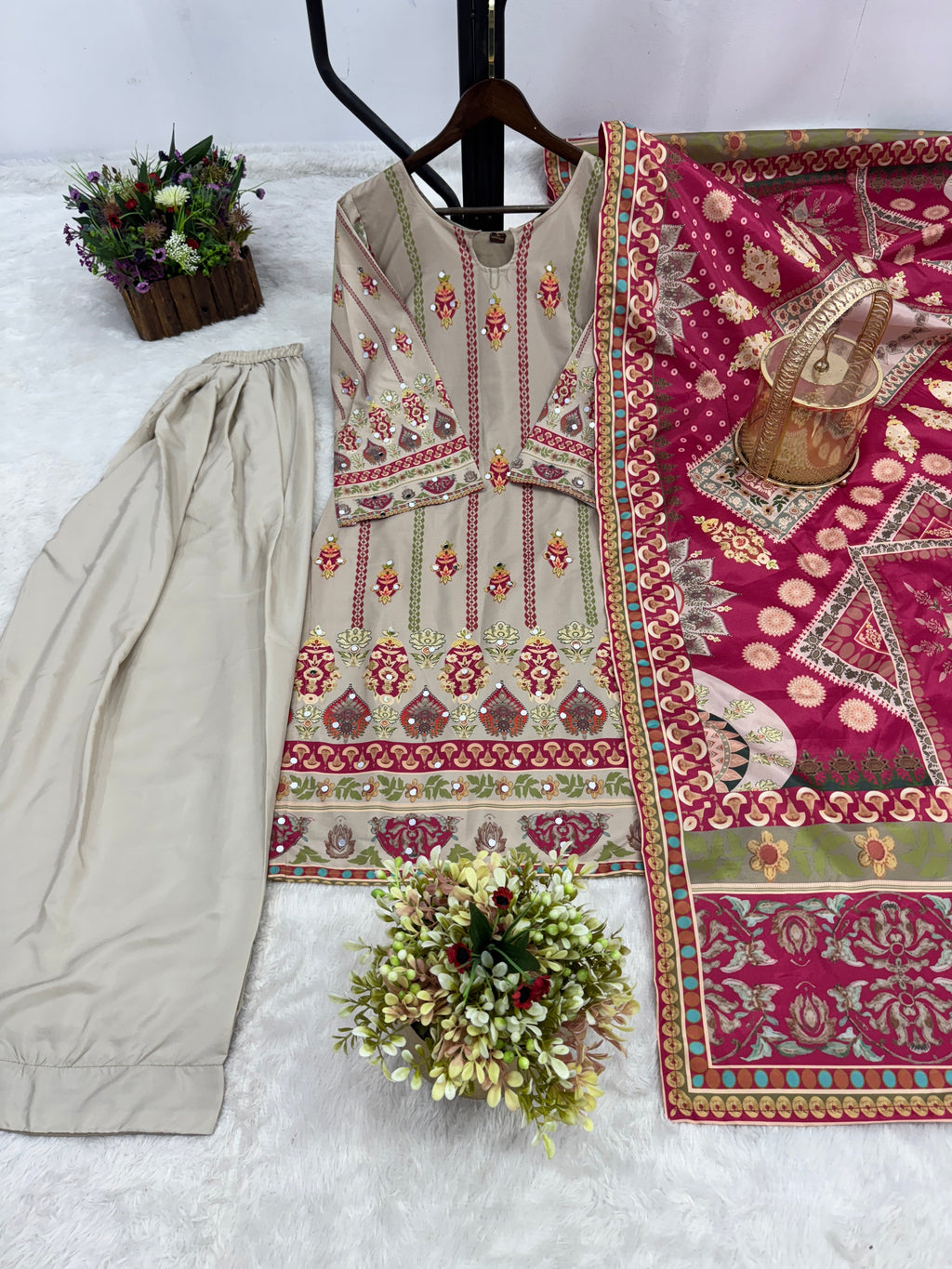 पार्टी वियर खूबसूरत टॉप-पेंट और फैंसी दुपट्टा