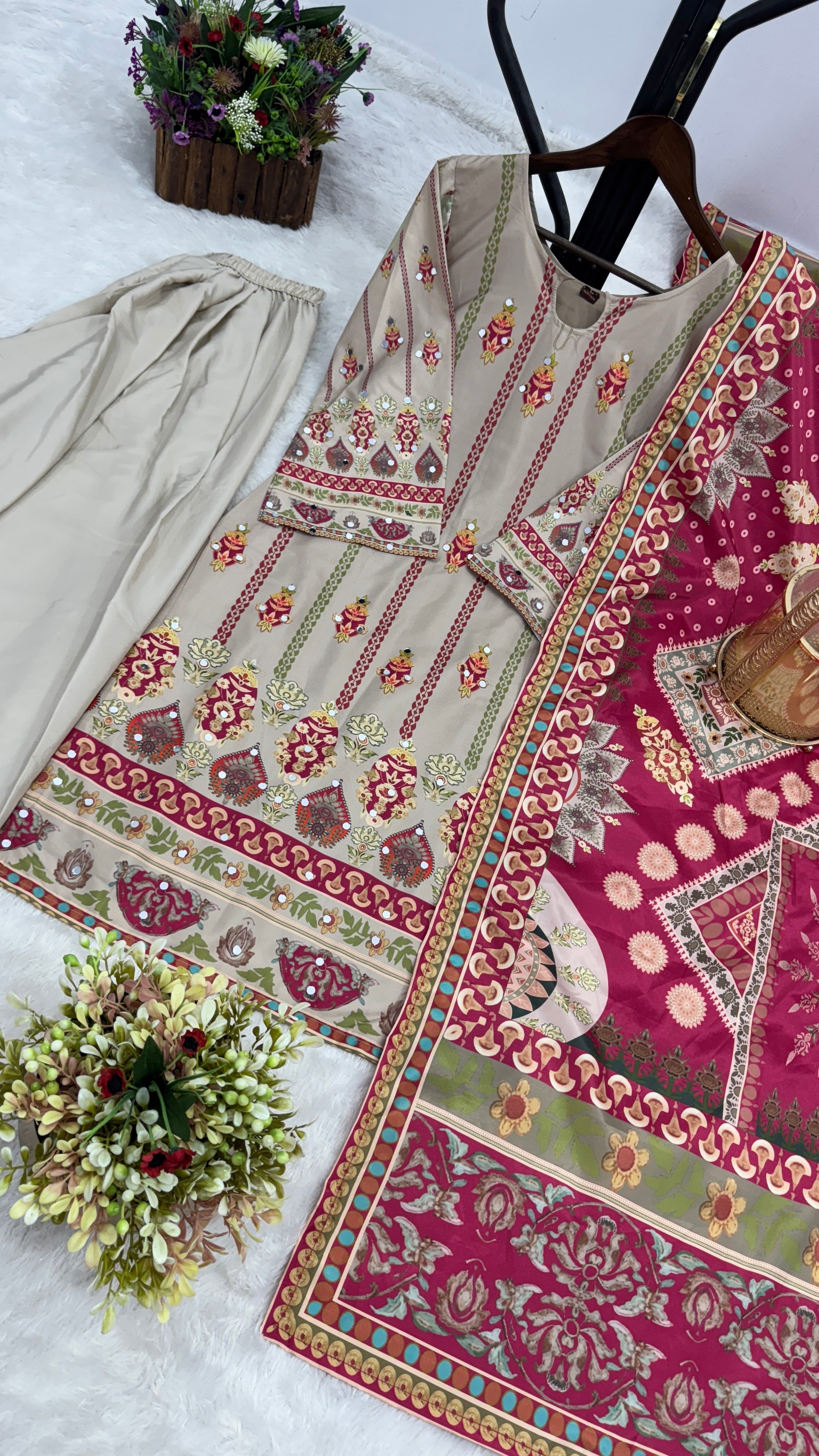 पार्टी वियर खूबसूरत टॉप-पेंट और फैंसी दुपट्टा