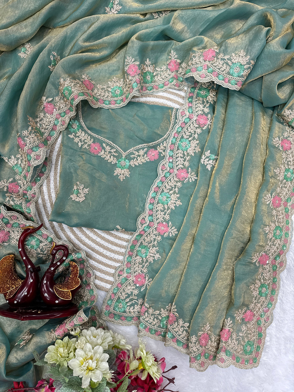 सीक्वेंस और कॉर्डिंग एम्ब्रॉयडरी वर्क वाली पार्टी वियर साड़ी