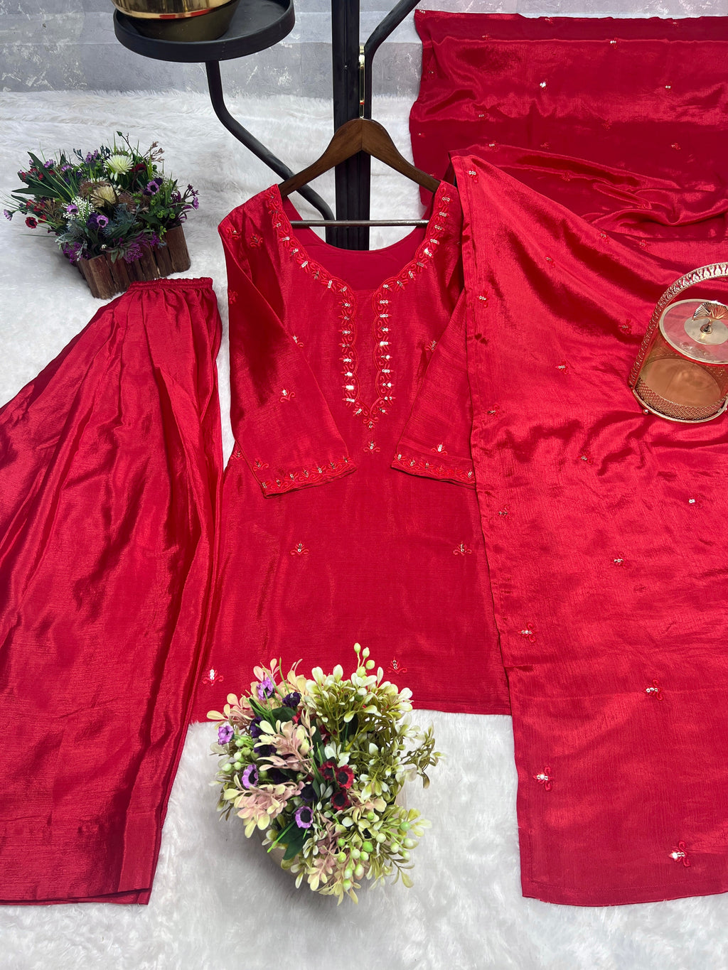 कढ़ाई के काम के साथ पार्टी वियर सुंदर सिट सेट