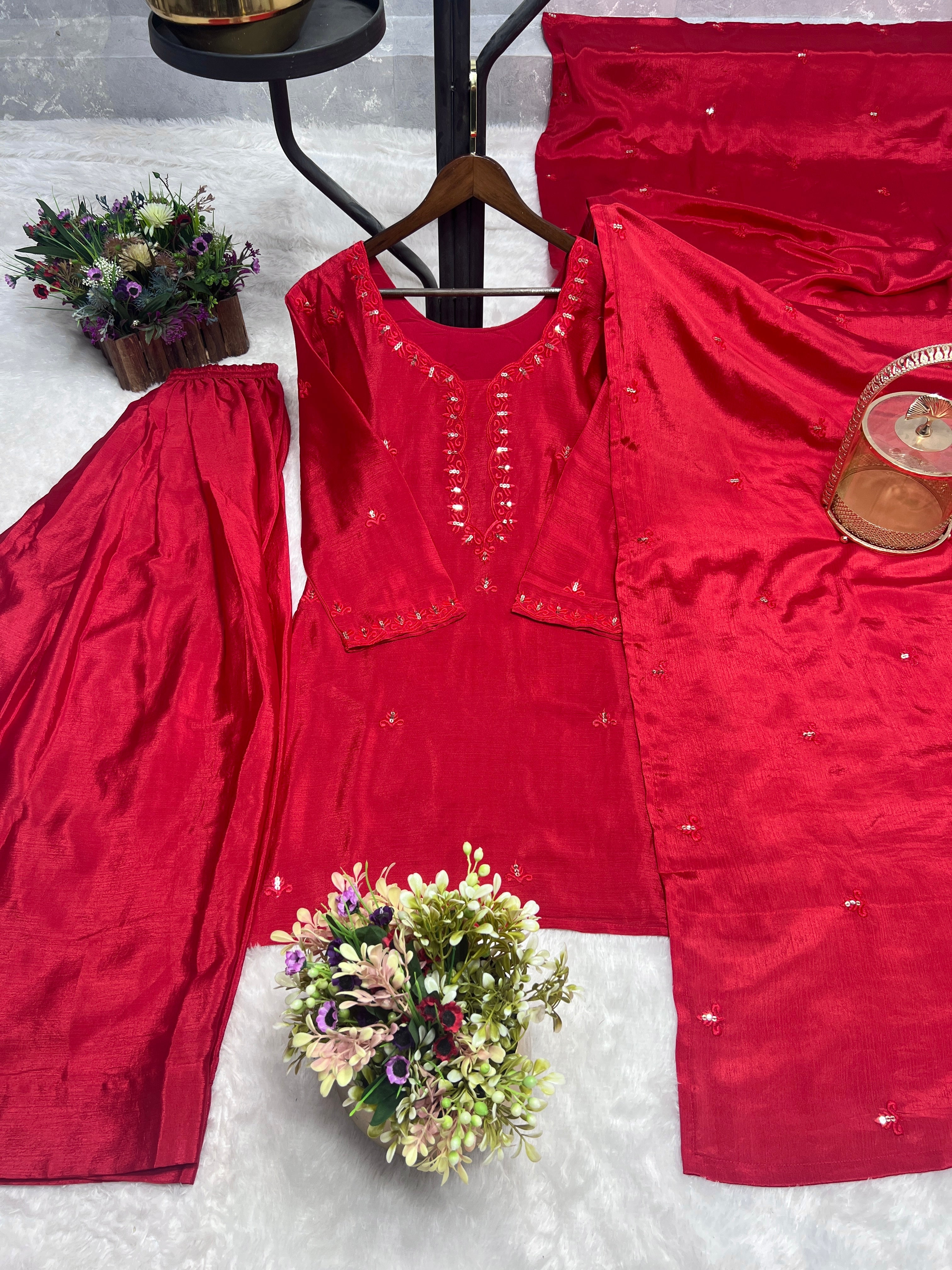 कढ़ाई के काम के साथ पार्टी वियर सुंदर सिट सेट