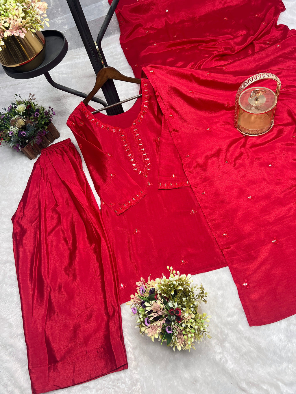 कढ़ाई के काम के साथ पार्टी वियर सुंदर सिट सेट