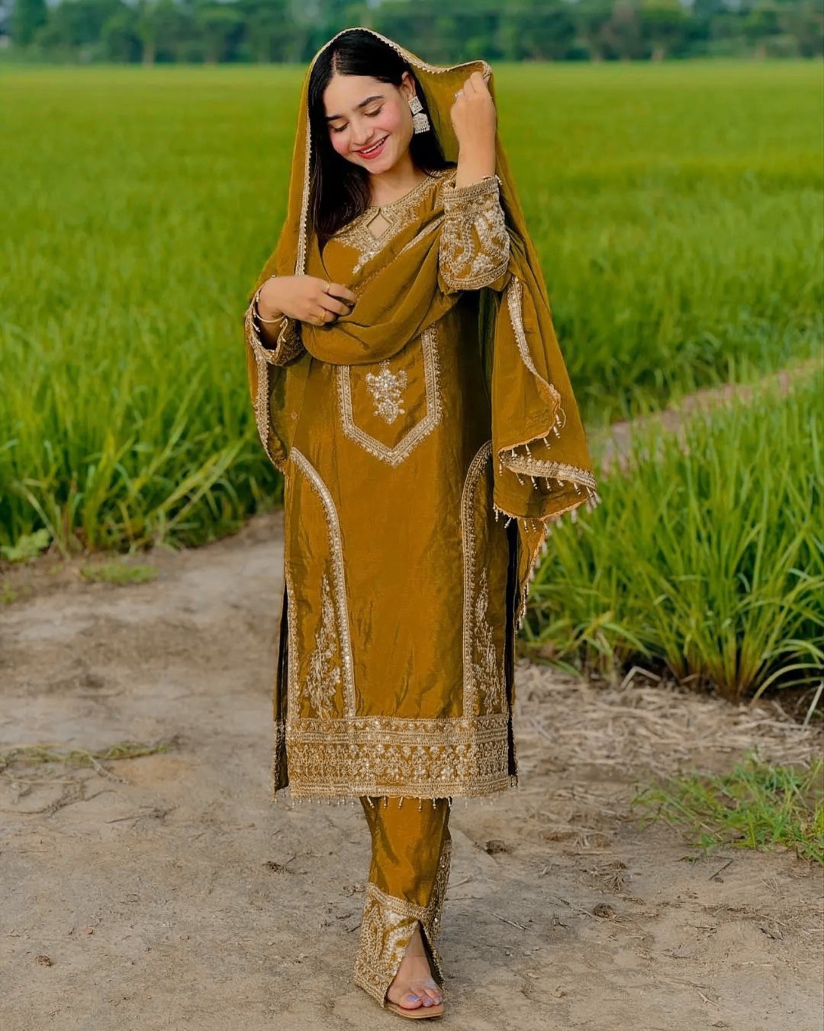 पार्टी वियर खूबसूरत टॉप-बॉटम और फैंसी दुपट्टा