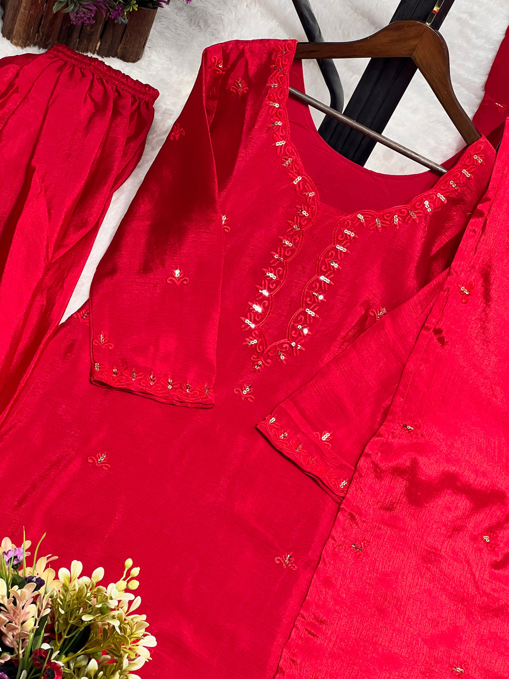 कढ़ाई के काम के साथ पार्टी वियर सुंदर सिट सेट