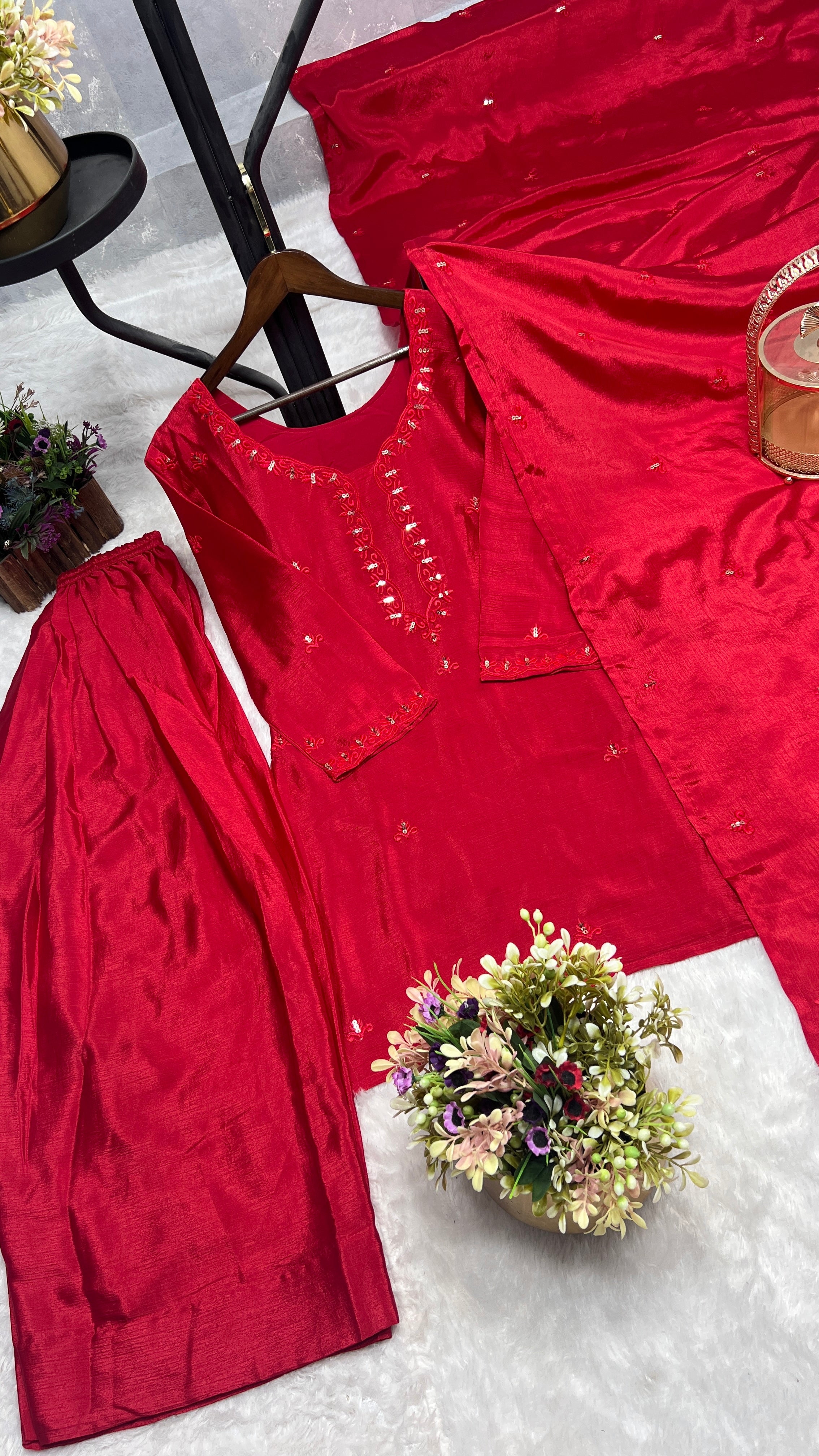 कढ़ाई के काम के साथ पार्टी वियर सुंदर सिट सेट