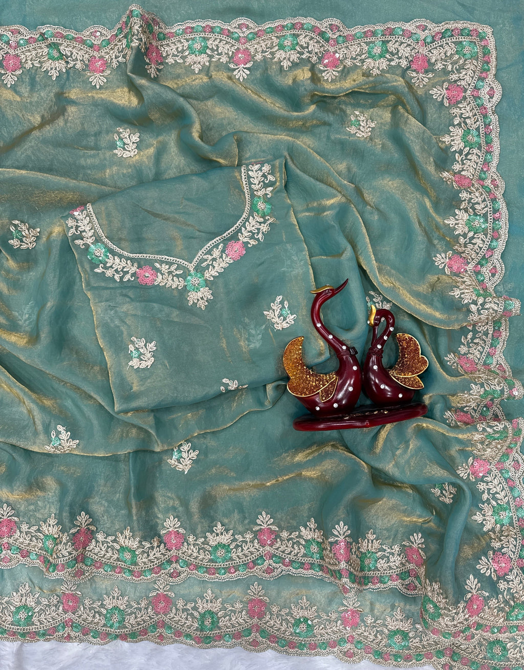 सीक्वेंस और कॉर्डिंग एम्ब्रॉयडरी वर्क वाली पार्टी वियर साड़ी