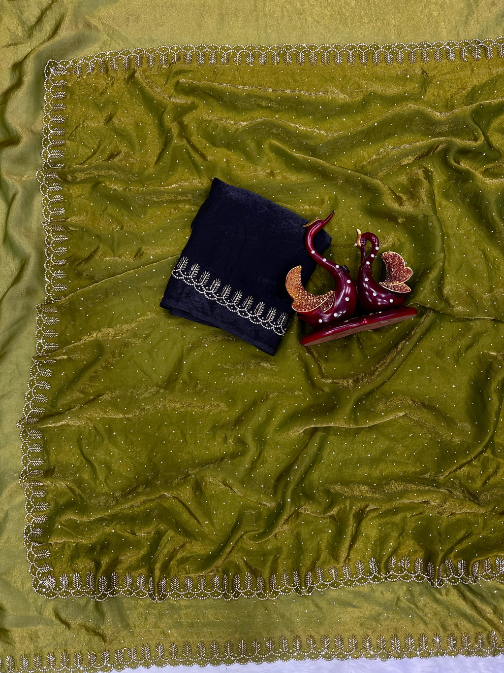 खूबसूरत जरखान डायमंड वर्क वाली पार्टी वियर साड़ी