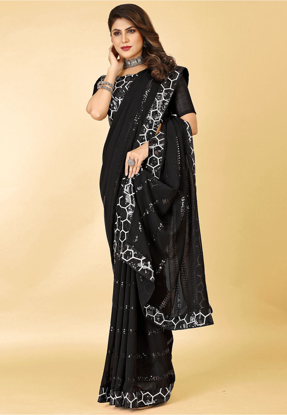 पार्टी वियर लुक डिज़ाइनर साड़ी कढ़ाई सेक्विन वर्क के साथ