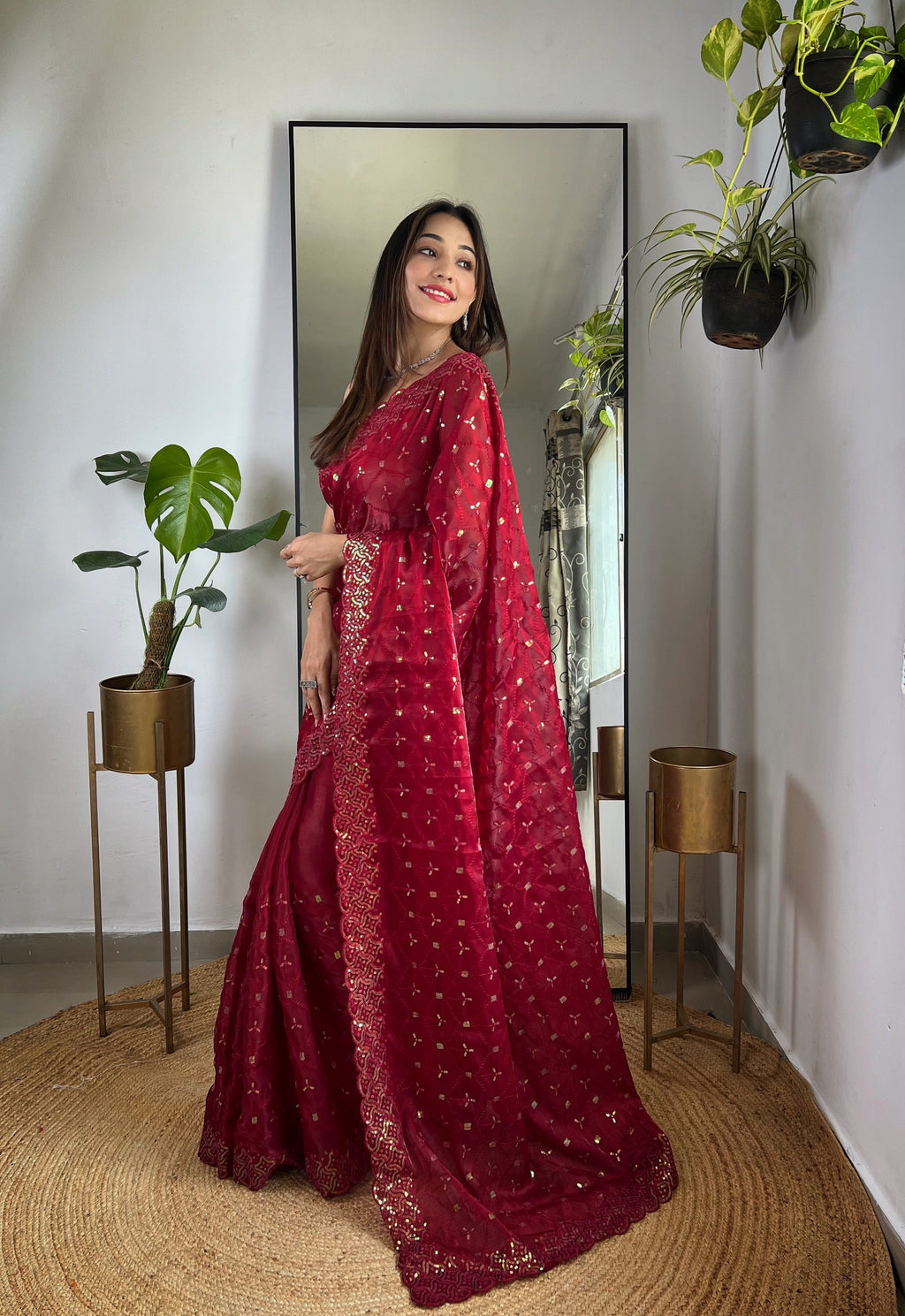 कढ़ाई, सेक्विन और धागे के काम वाली डिज़ाइनर साड़ी