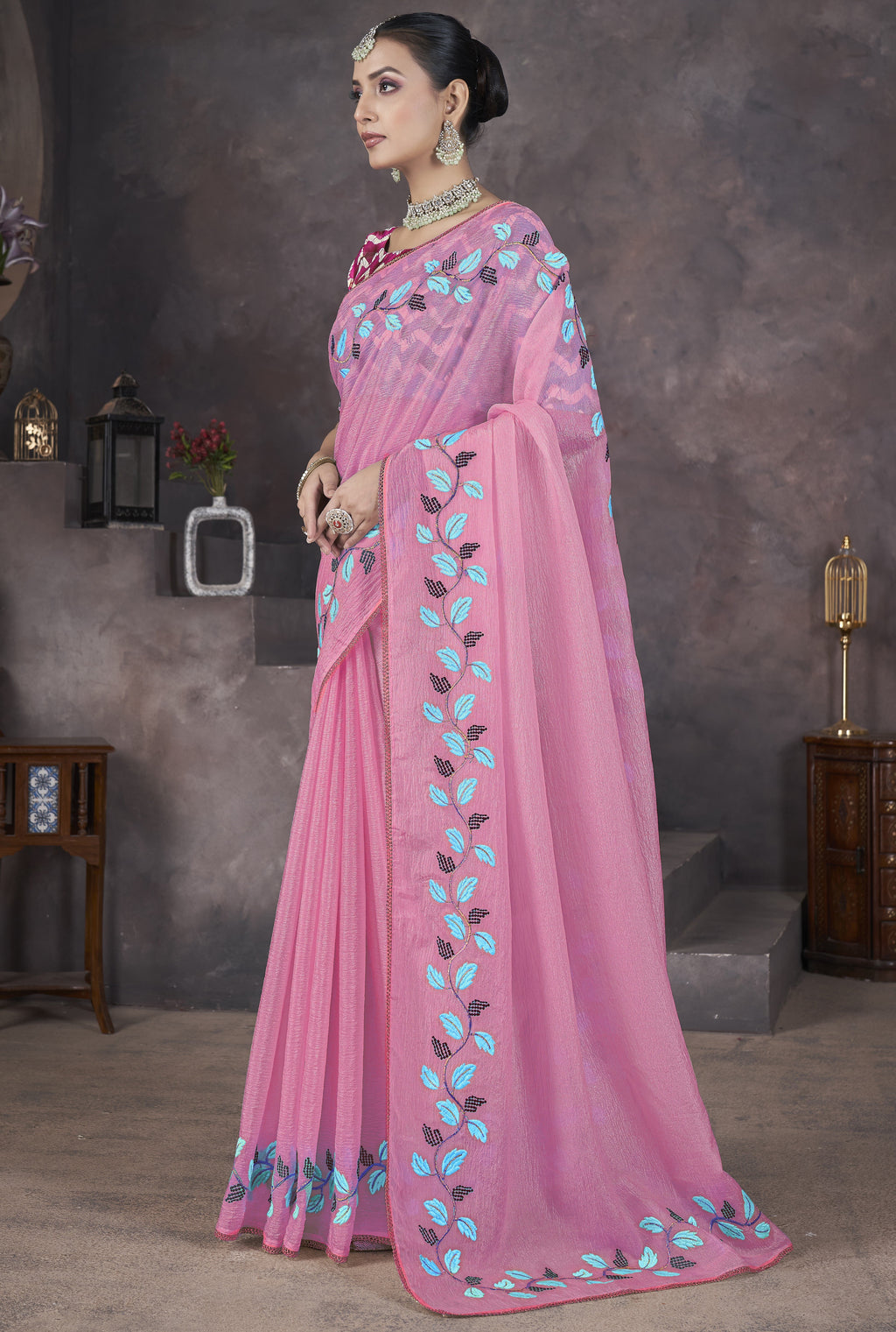 सुंदर धागे की कढ़ाई के साथ डिजाइनर साड़ी