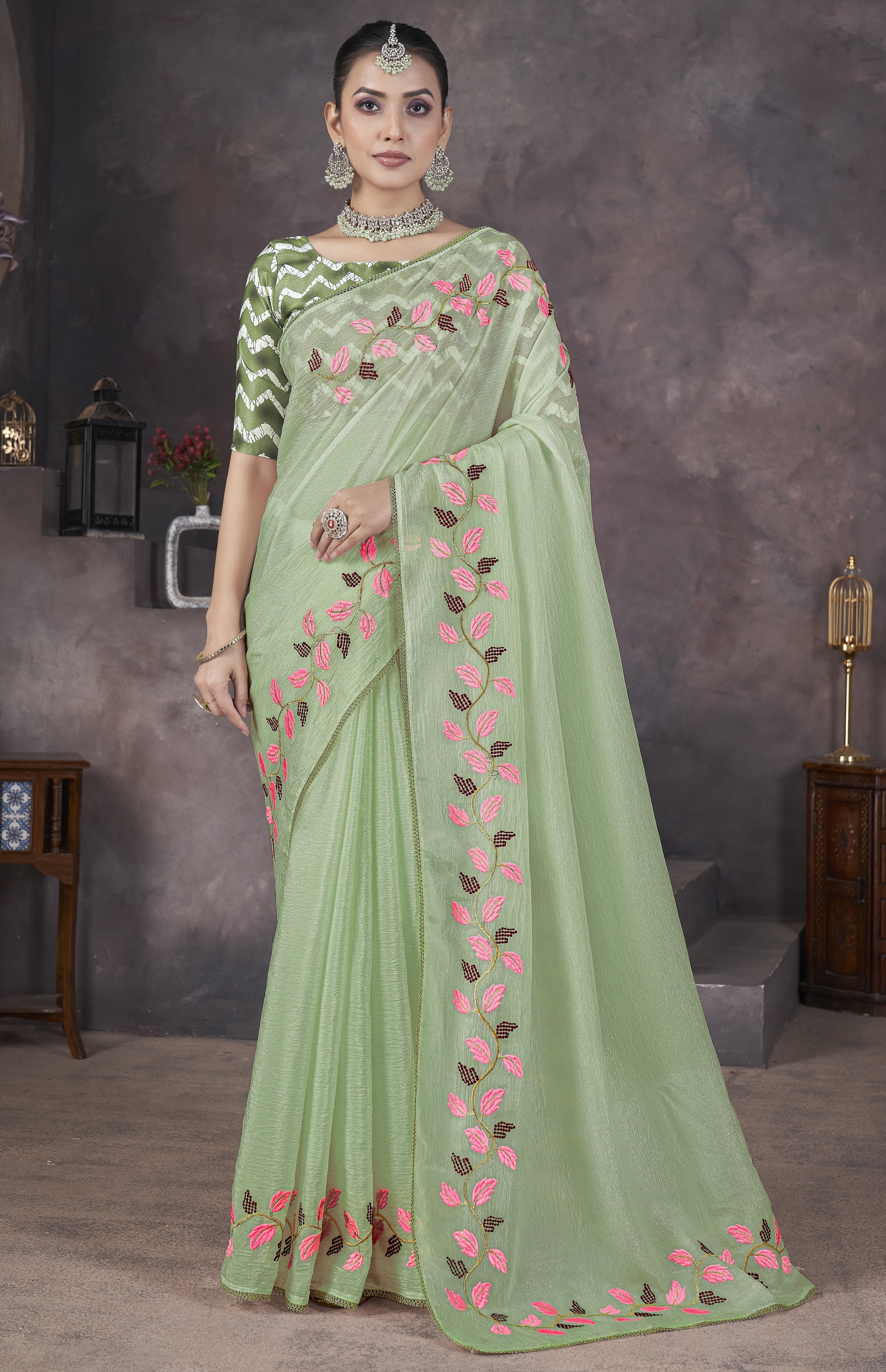 सुंदर धागे की कढ़ाई के साथ डिजाइनर साड़ी