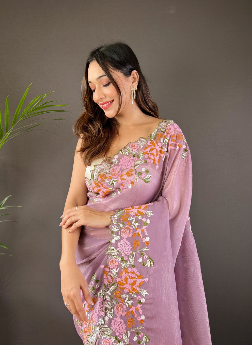 कढ़ाई वर्क बॉर्डर वाली डिज़ाइनर साड़ी