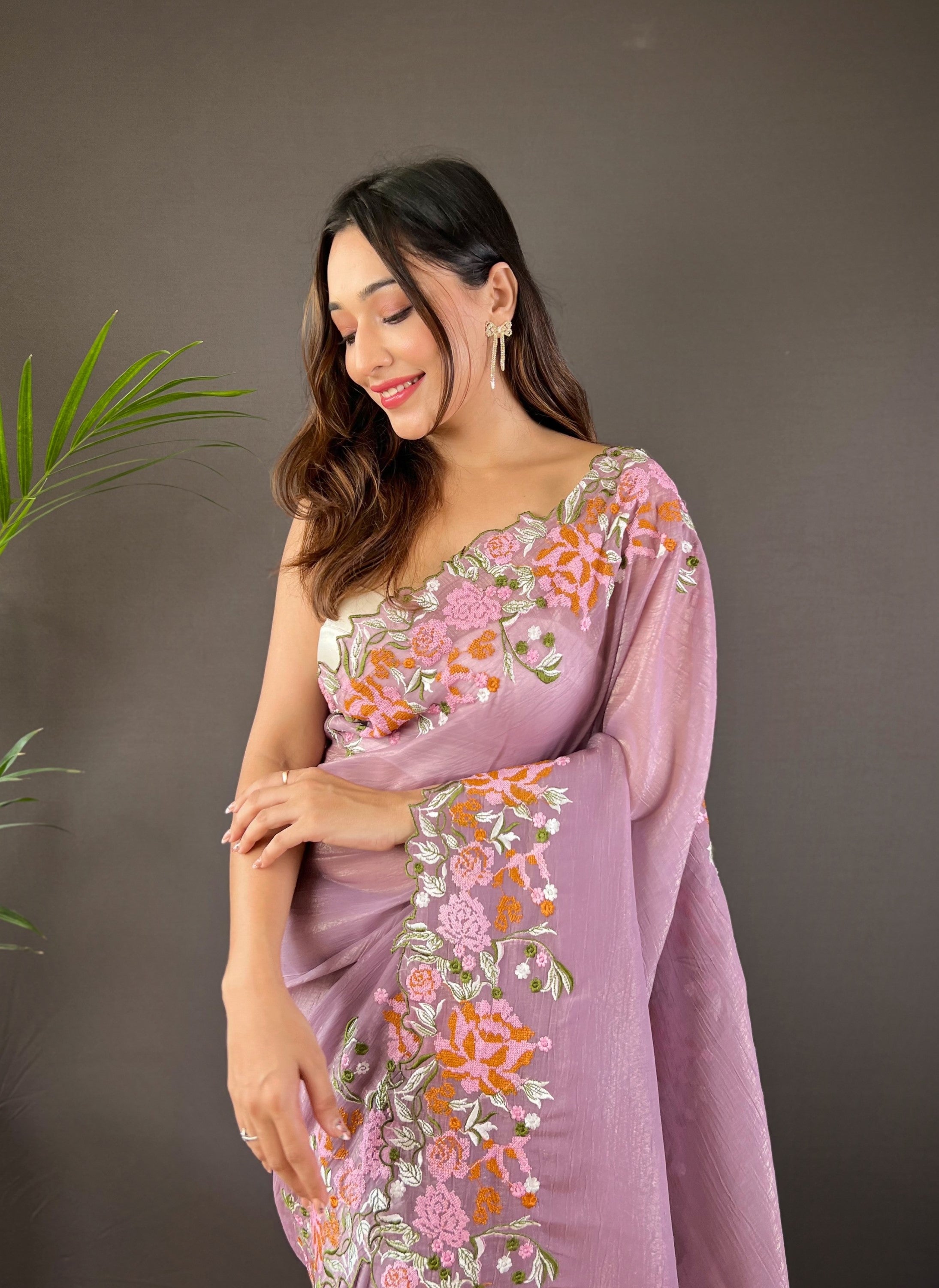 कढ़ाई वर्क बॉर्डर वाली डिज़ाइनर साड़ी