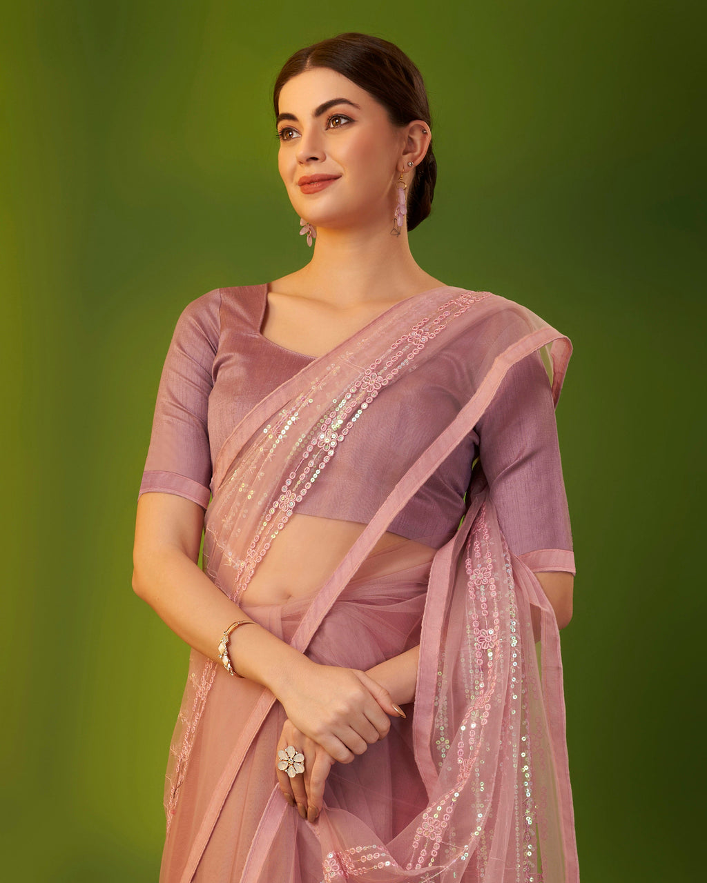 बहुधागा और अनुक्रम कढ़ाई कार्य के साथ फैंसी साड़ी