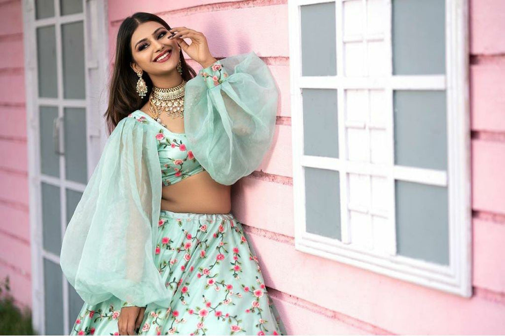 सुंदर कढ़ाई के काम के साथ डिजाइनर पार्टी वियर लहंगा चोली