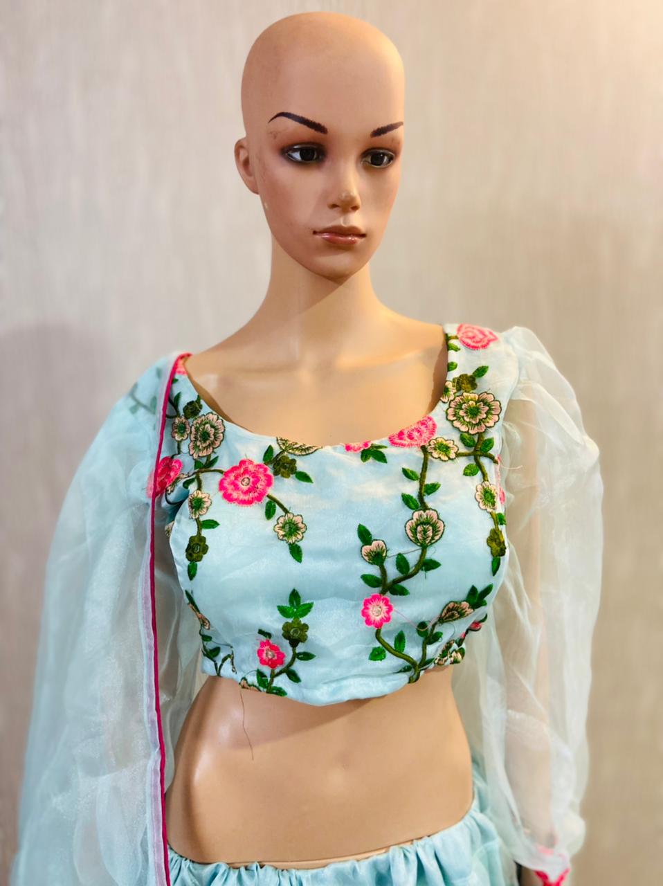 सुंदर कढ़ाई के काम के साथ डिजाइनर पार्टी वियर लहंगा चोली