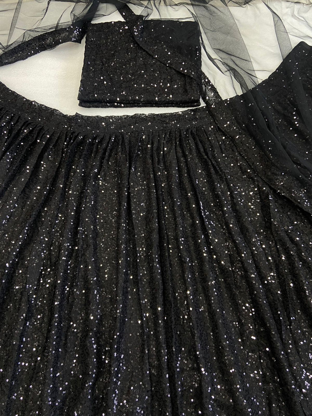 पार्टी वियर डिज़ाइनर लहंगा चोली हैवी सीक्वेंस वर्क के साथ