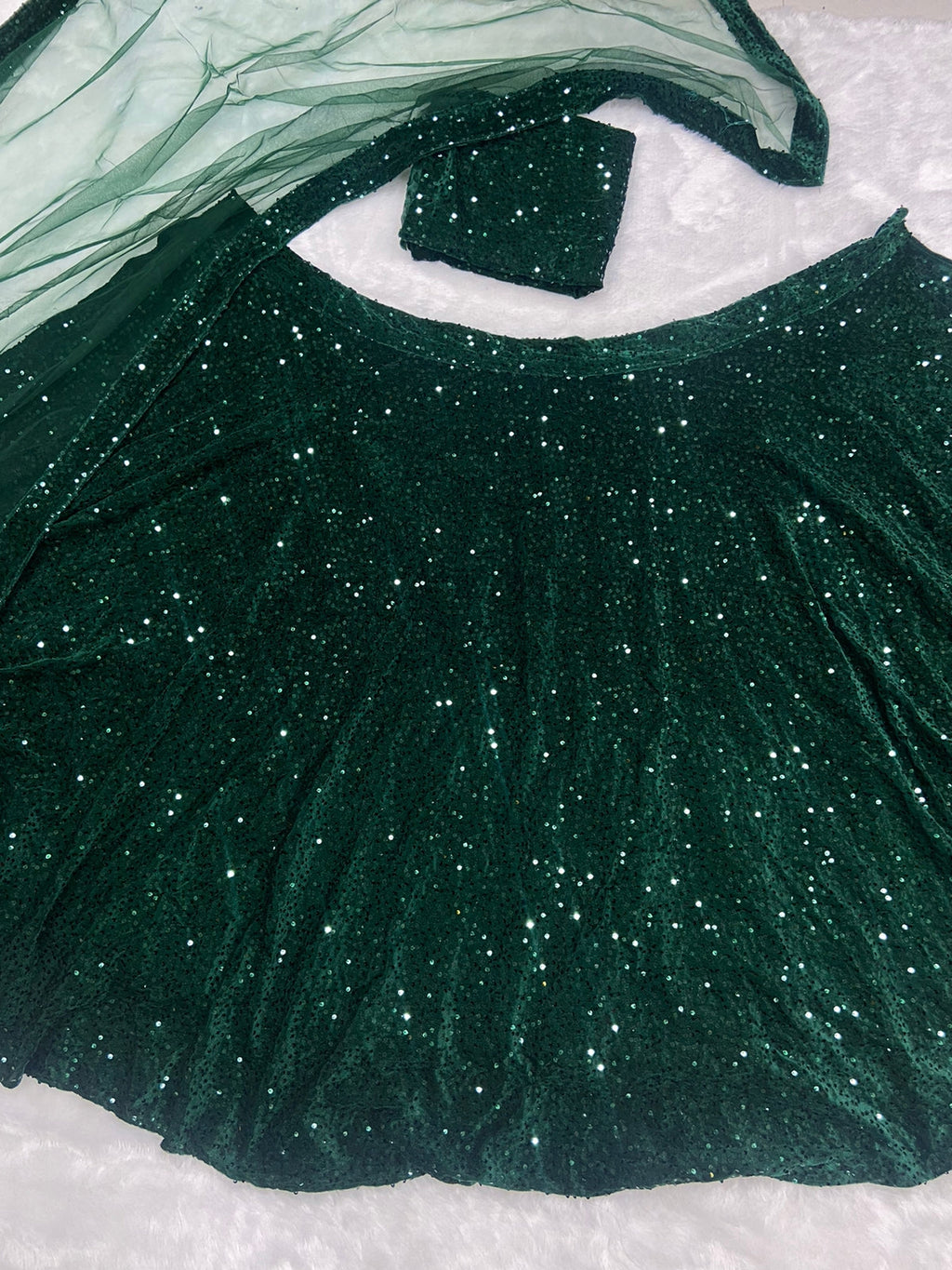 सीक्वेंस वर्क के साथ डिज़ाइनर पार्टी वियर लहंगा चोली