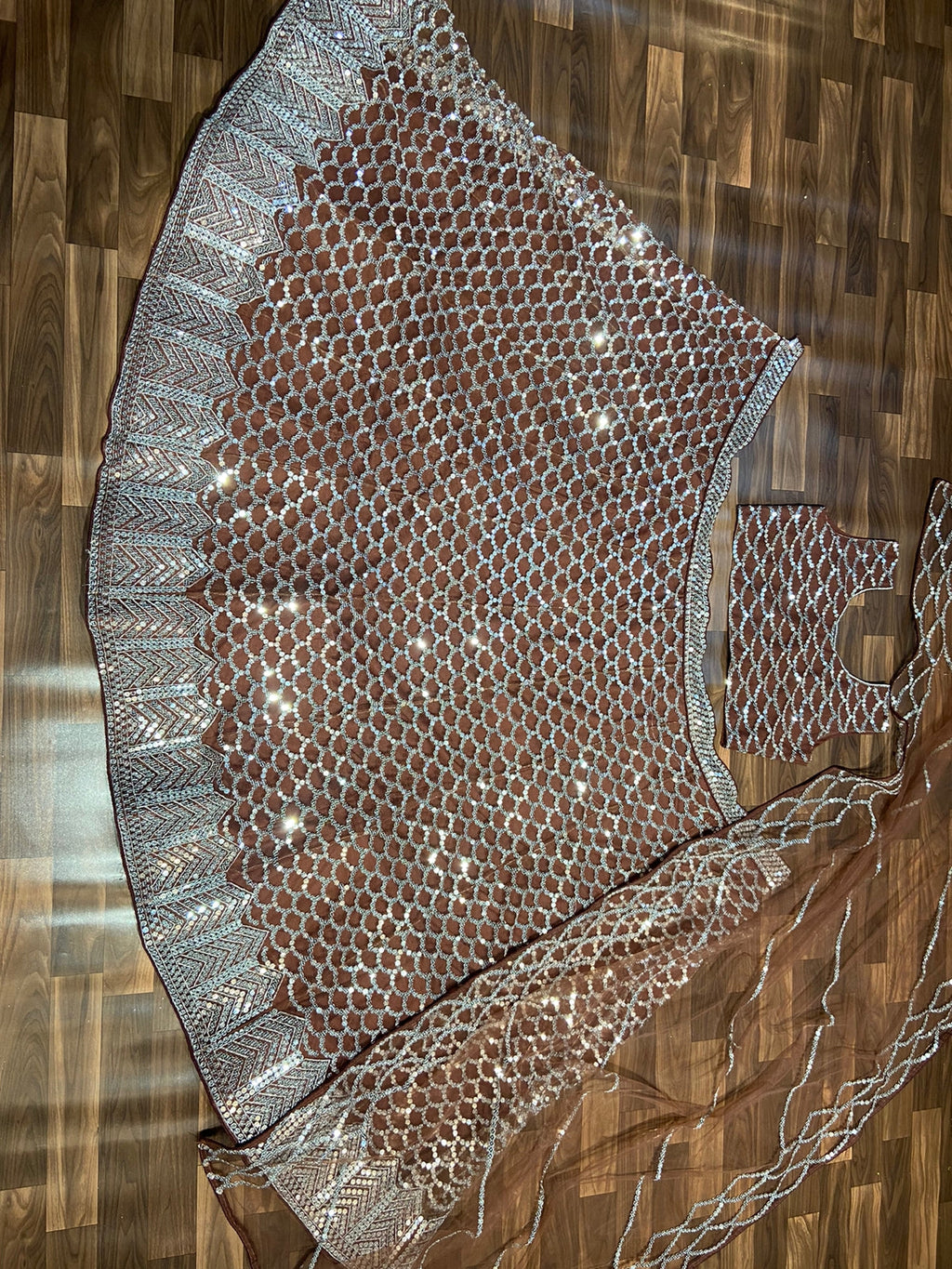 पार्टी वियर खूबसूरत लहंगा चोली फैंसी दुपट्टे के साथ