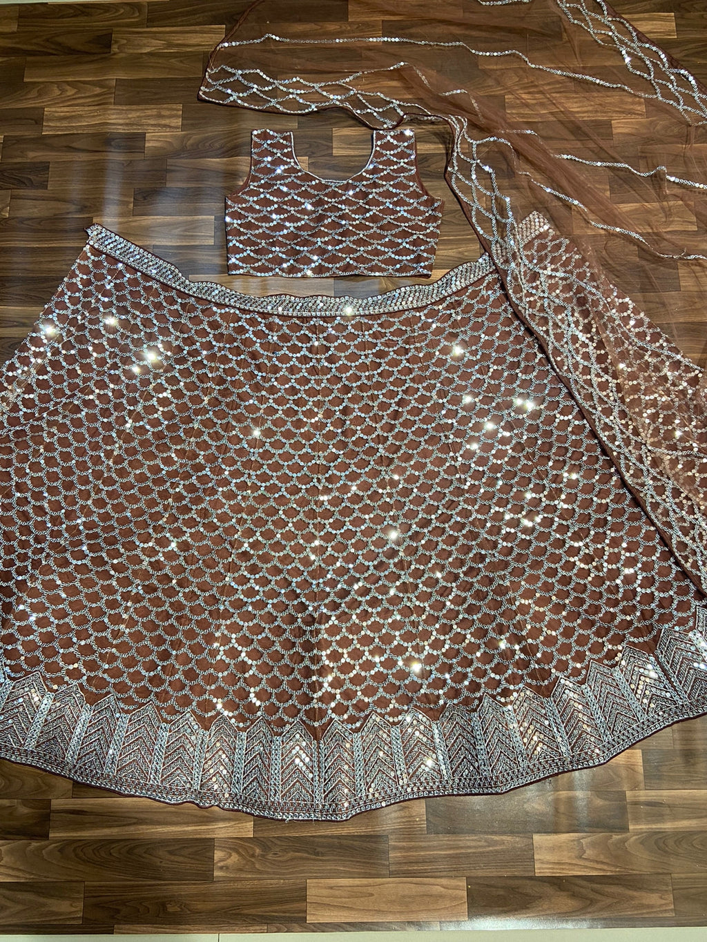 पार्टी वियर खूबसूरत लहंगा चोली फैंसी दुपट्टे के साथ