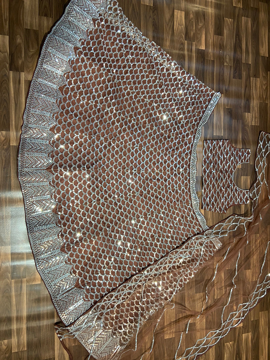 पार्टी वियर खूबसूरत लहंगा चोली फैंसी दुपट्टे के साथ