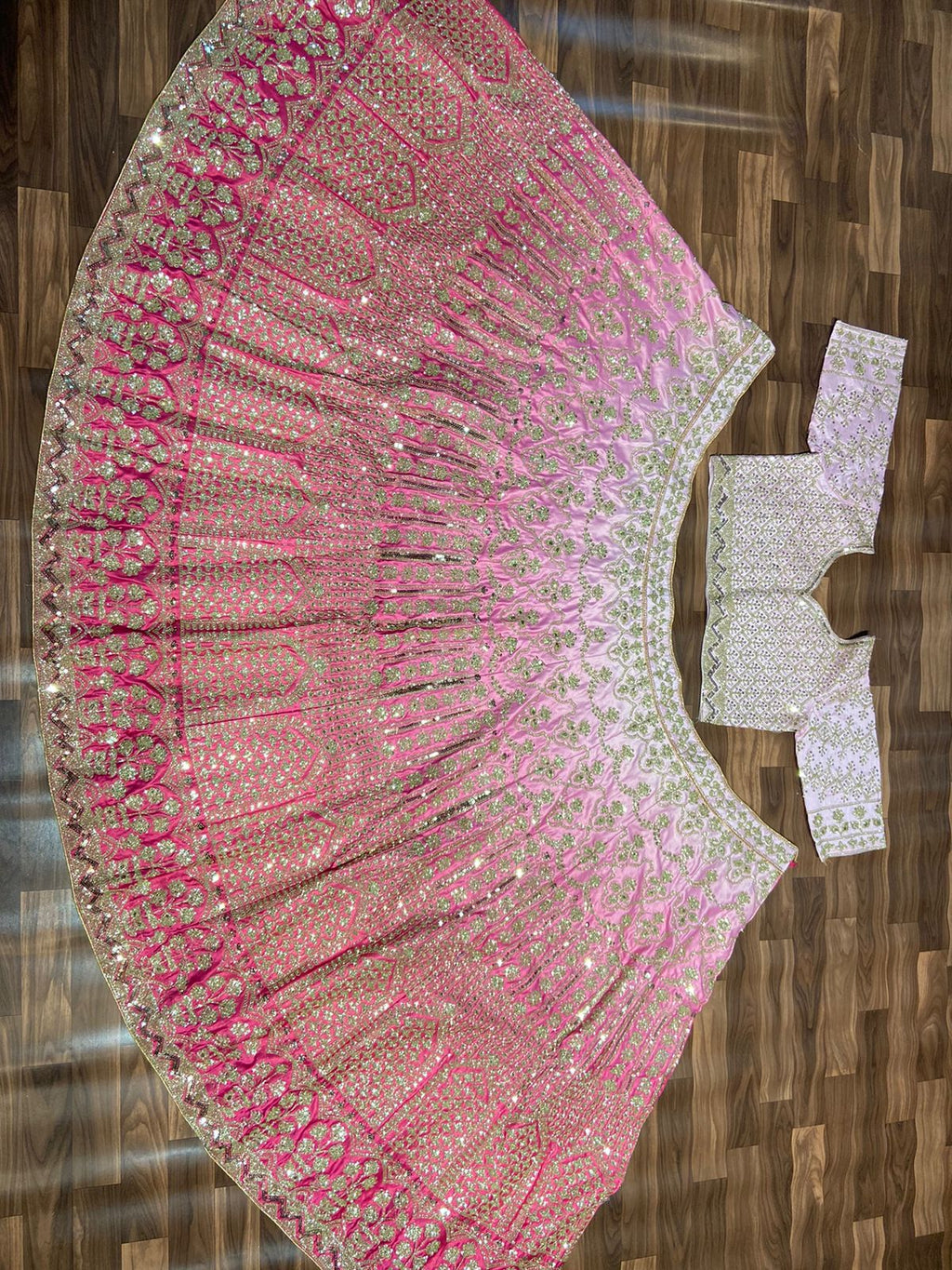 सीक्वेंस वर्क के साथ डिज़ाइनर पार्टी वियर लहंगा चोली