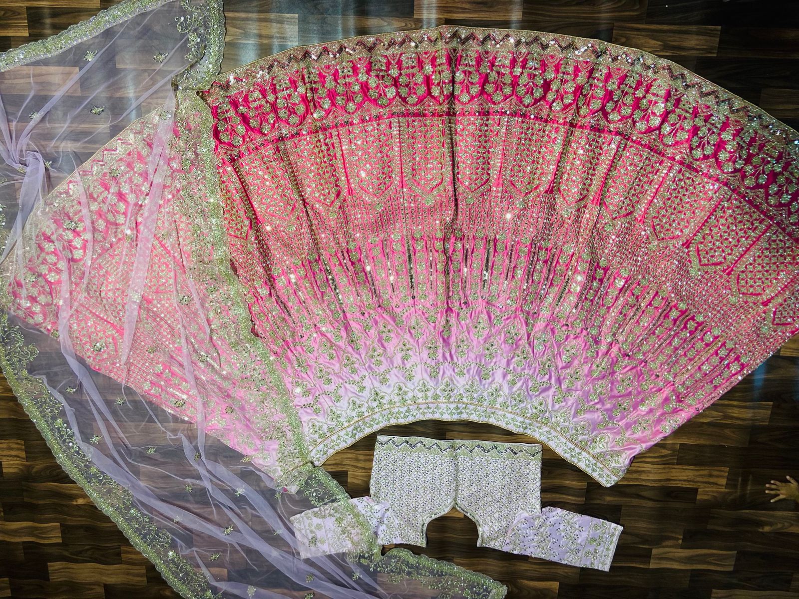 सीक्वेंस वर्क के साथ डिज़ाइनर पार्टी वियर लहंगा चोली