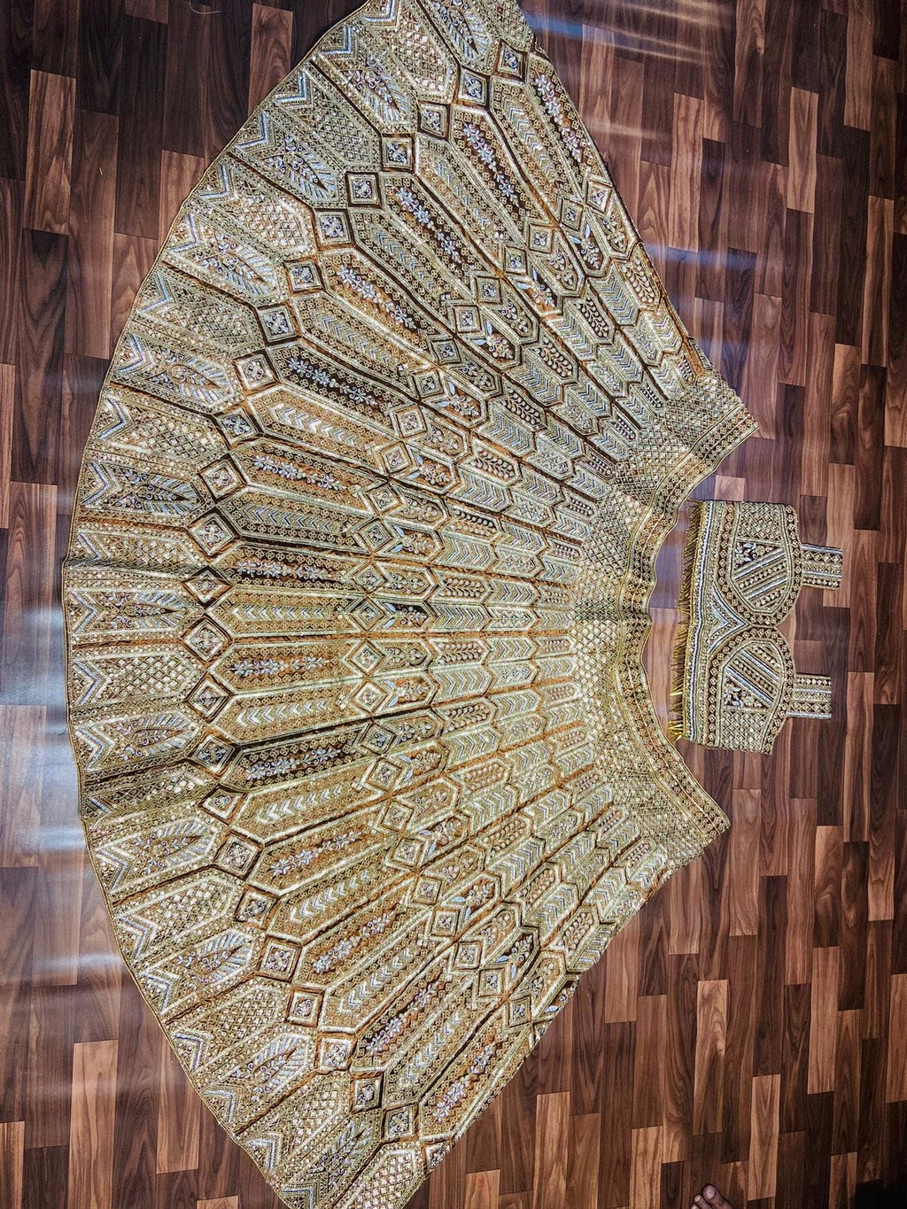 खूबसूरत कोडिंग वर्क के साथ पार्टी वियर लहंगा चोली