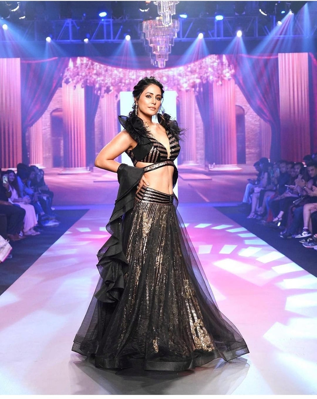 पार्टी वियर डिज़ाइनर लहंगा चोली हैवी सीक्वेंस वर्क के साथ