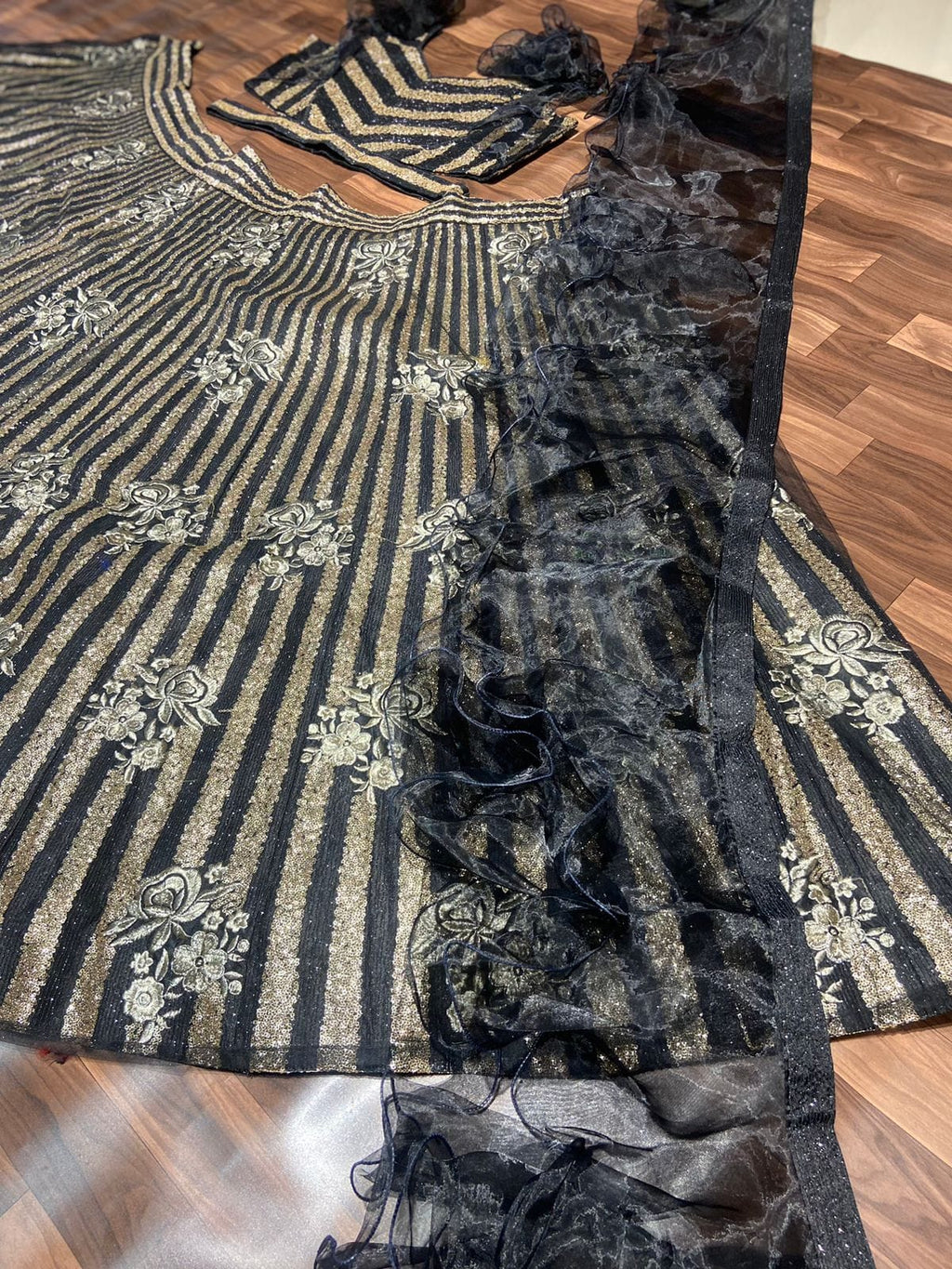 पार्टी वियर डिज़ाइनर लहंगा चोली हैवी सीक्वेंस वर्क के साथ