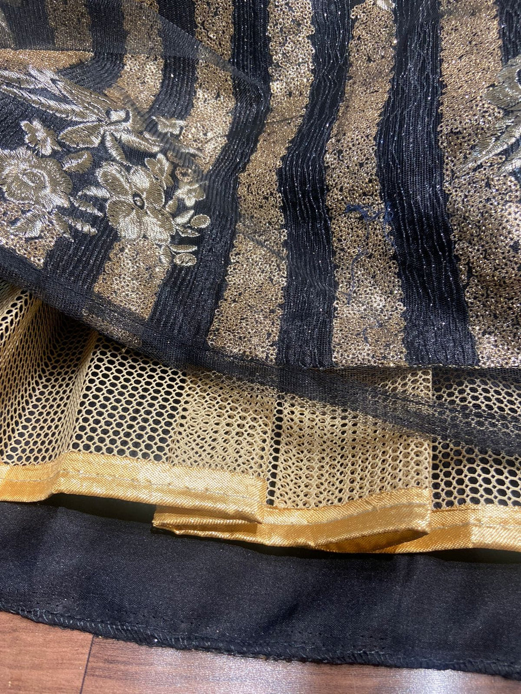 पार्टी वियर डिज़ाइनर लहंगा चोली हैवी सीक्वेंस वर्क के साथ