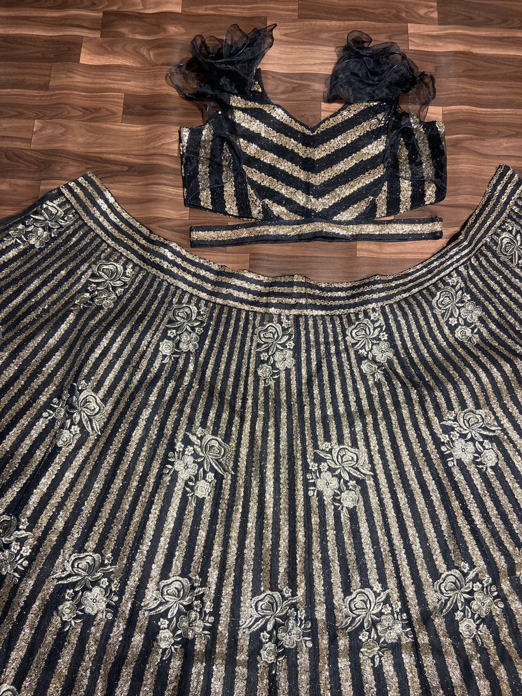 पार्टी वियर डिज़ाइनर लहंगा चोली हैवी सीक्वेंस वर्क के साथ