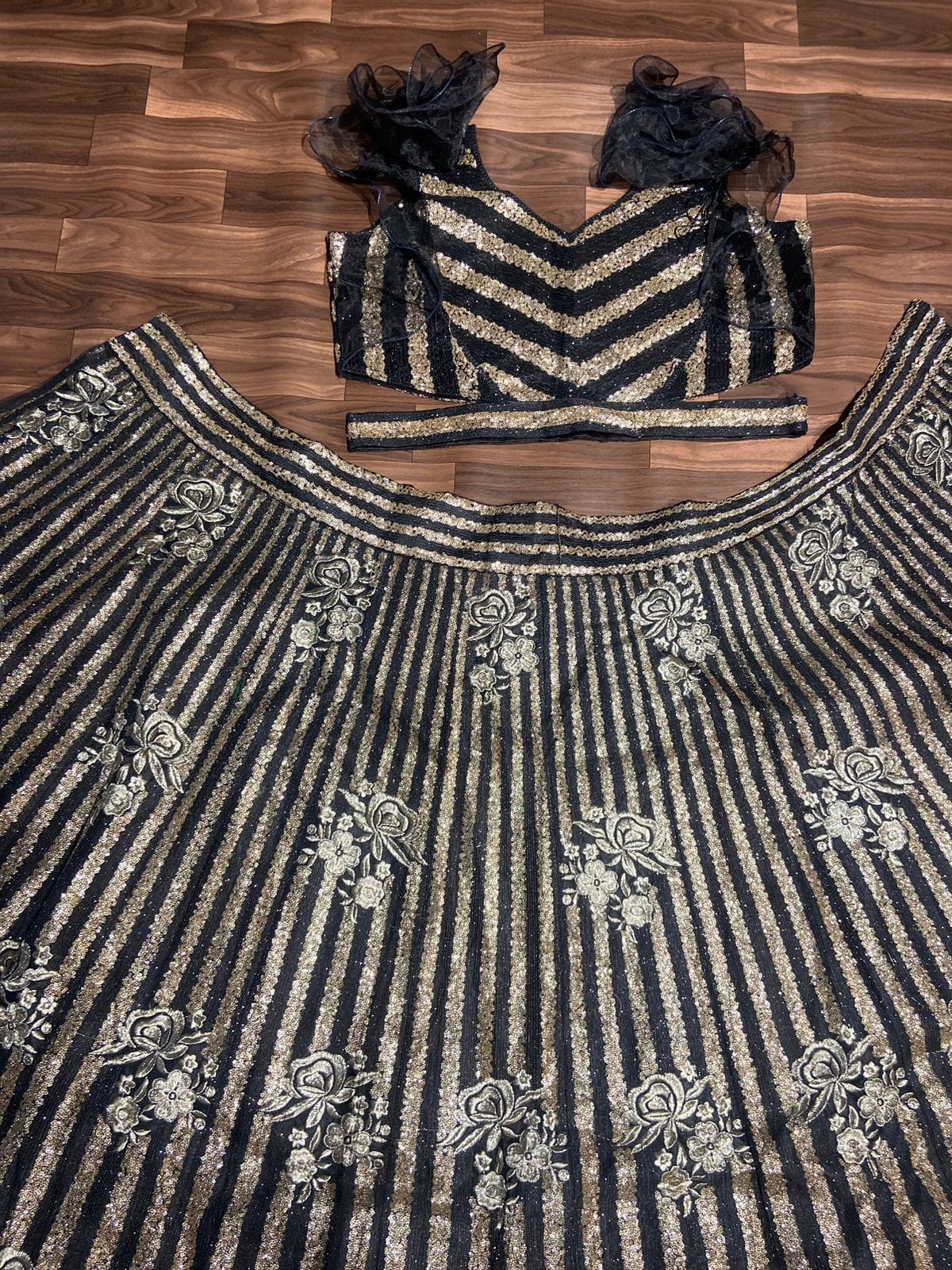 पार्टी वियर डिज़ाइनर लहंगा चोली हैवी सीक्वेंस वर्क के साथ